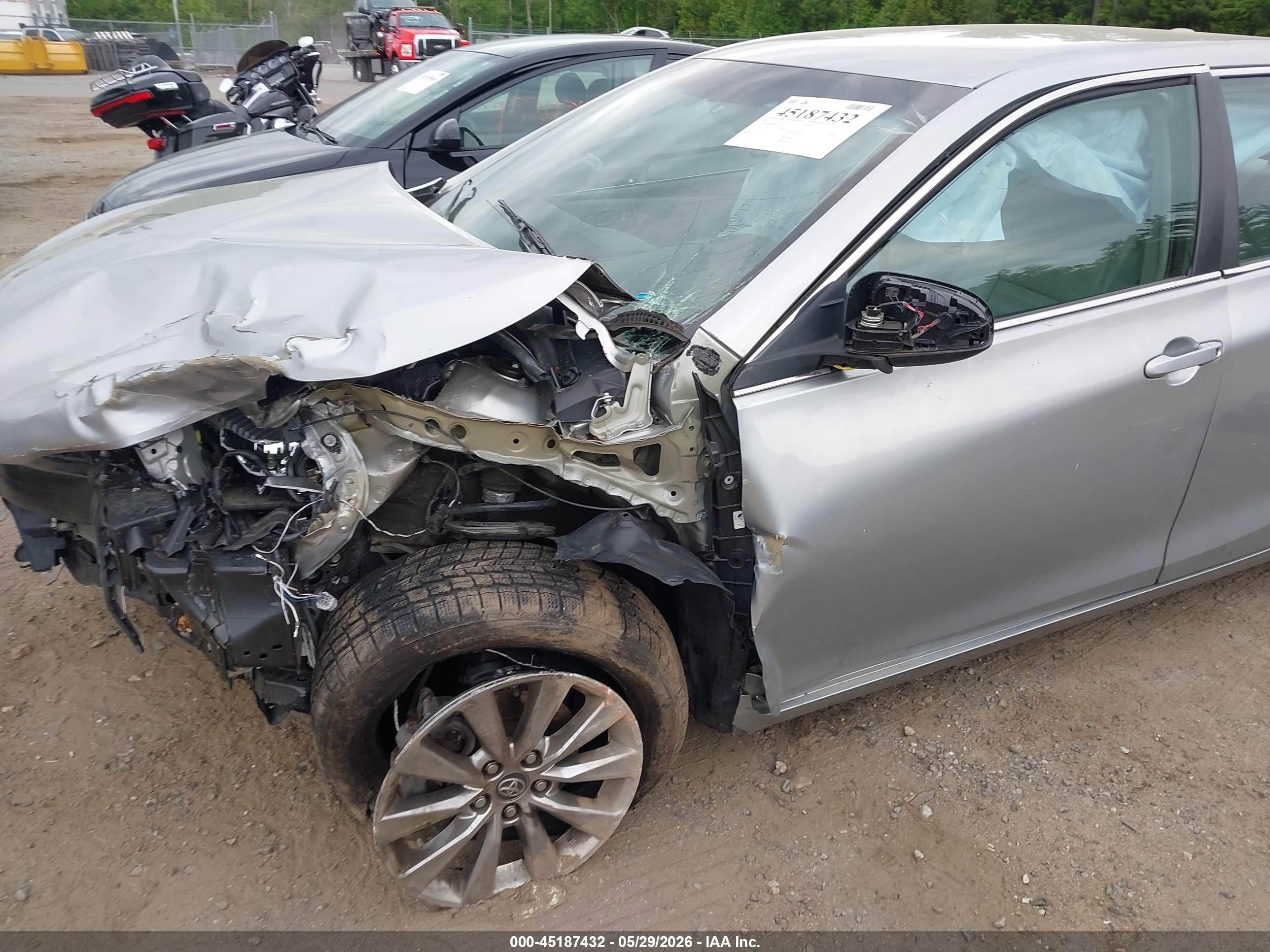2016 Toyota Camry Xle Silver vin: 4T4BF1FK9GR554020