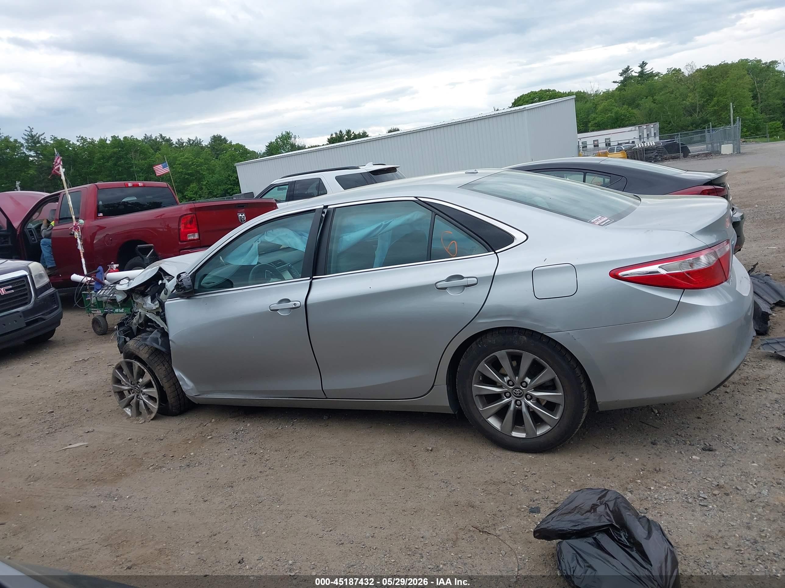 2016 Toyota Camry Xle Silver vin: 4T4BF1FK9GR554020