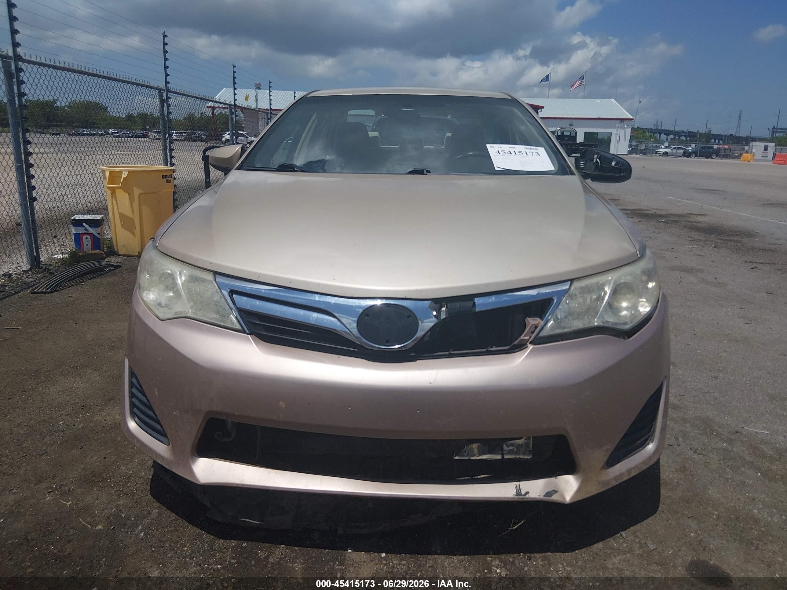 2012 Toyota Camry Le Gold vin: 4T4BF1FKXCR183539