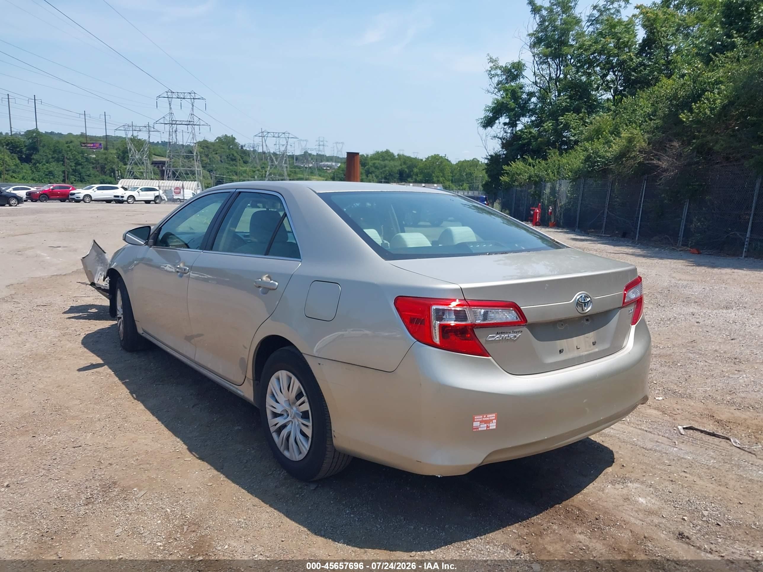 2013 Toyota Camry Le Золотой vin: 4T4BF1FKXDR336051