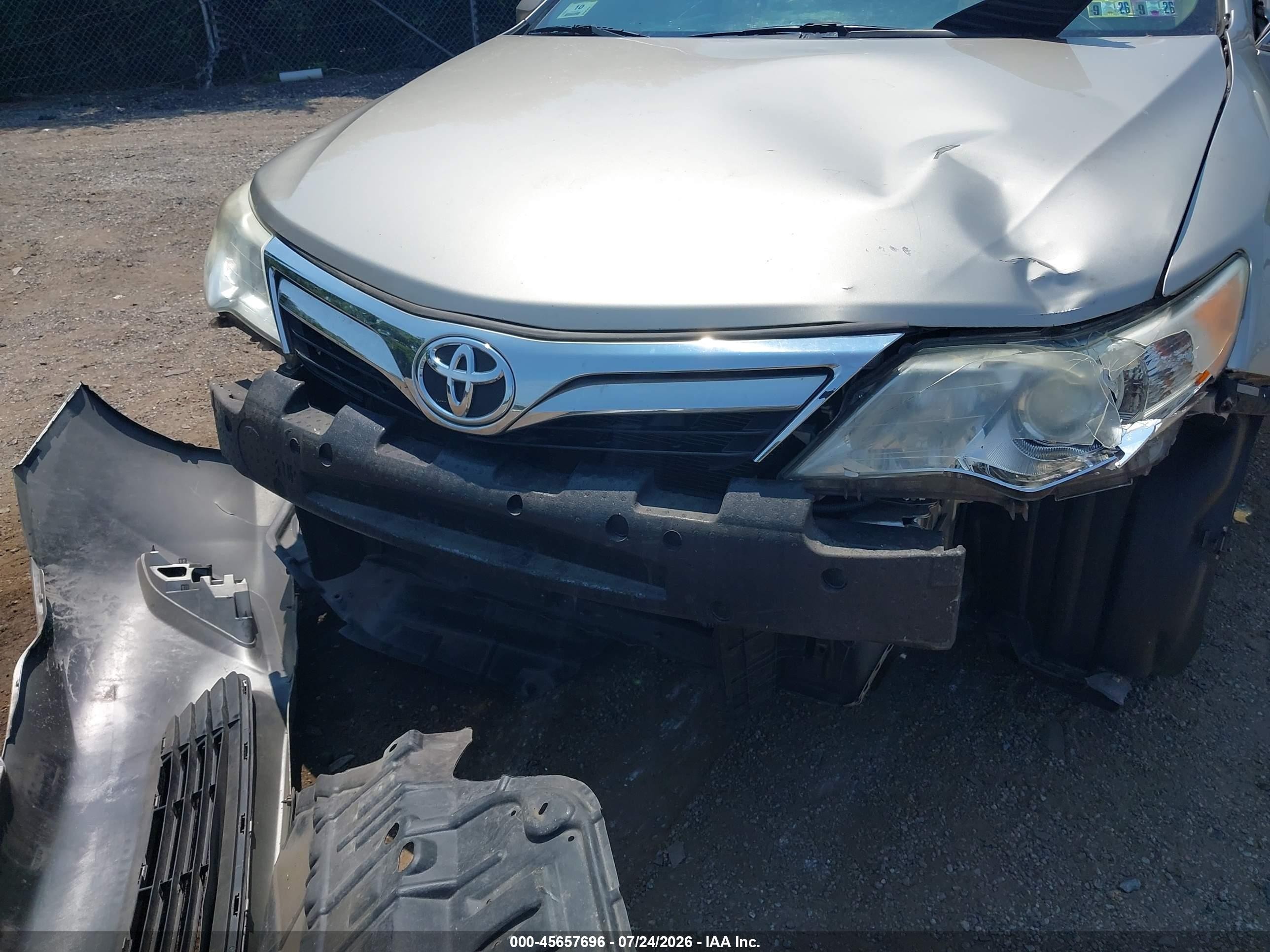 2013 Toyota Camry Le Золотой vin: 4T4BF1FKXDR336051
