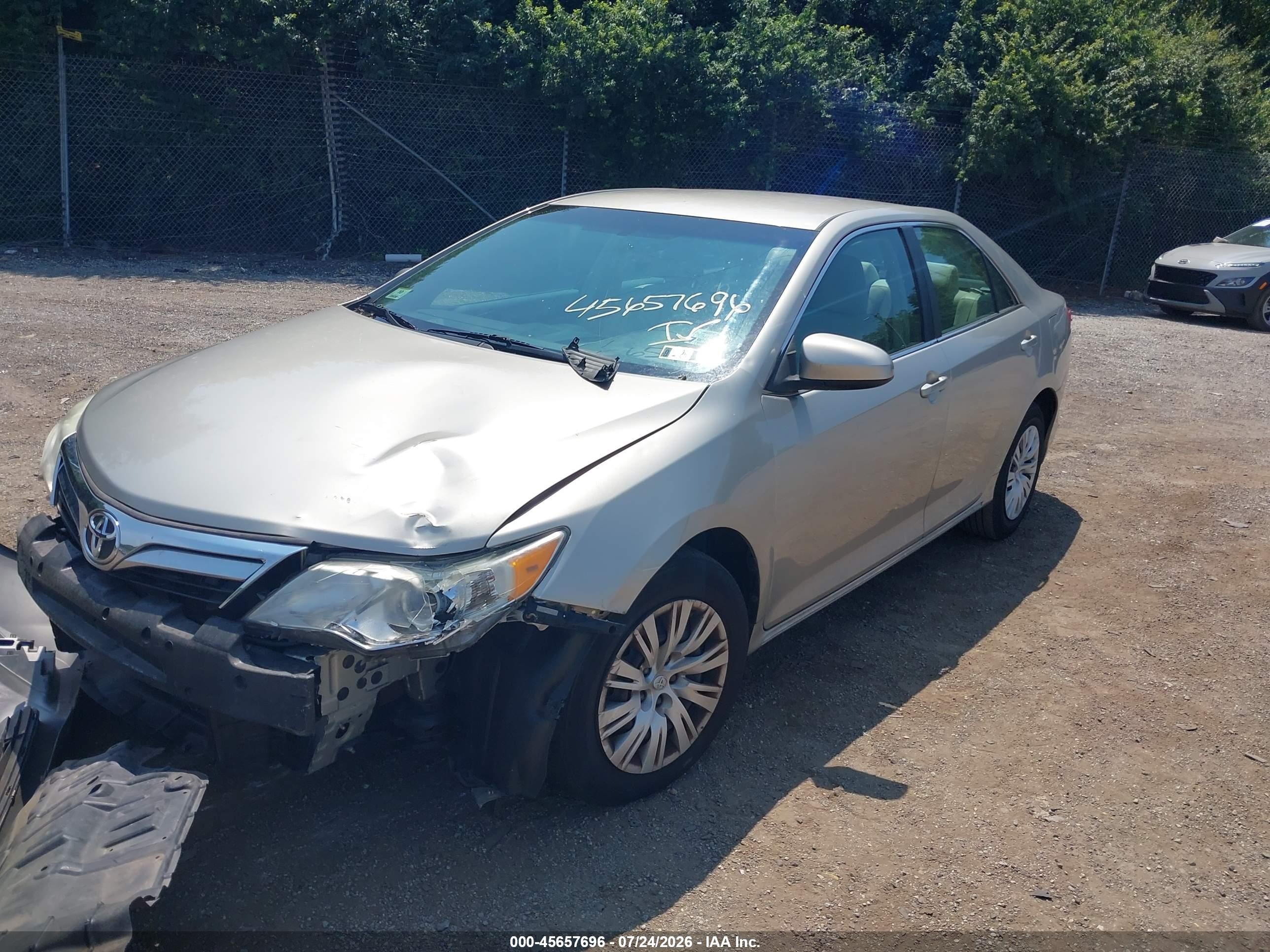 2013 Toyota Camry Le Золотой vin: 4T4BF1FKXDR336051