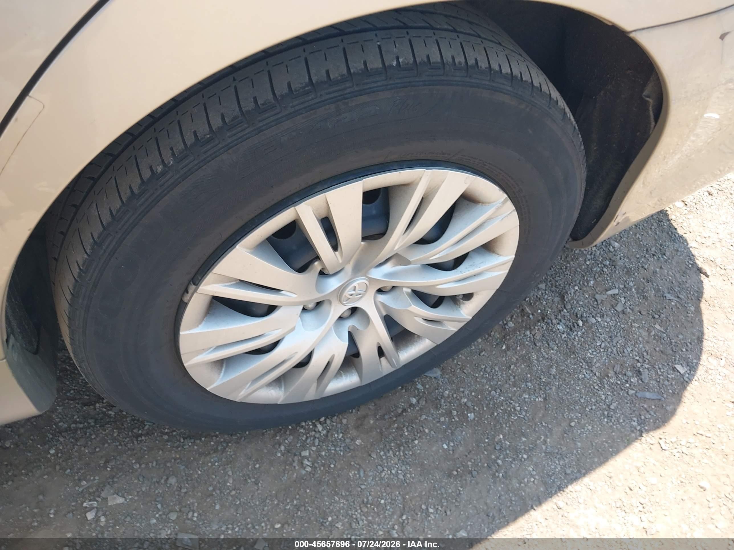 2013 Toyota Camry Le Золотой vin: 4T4BF1FKXDR336051