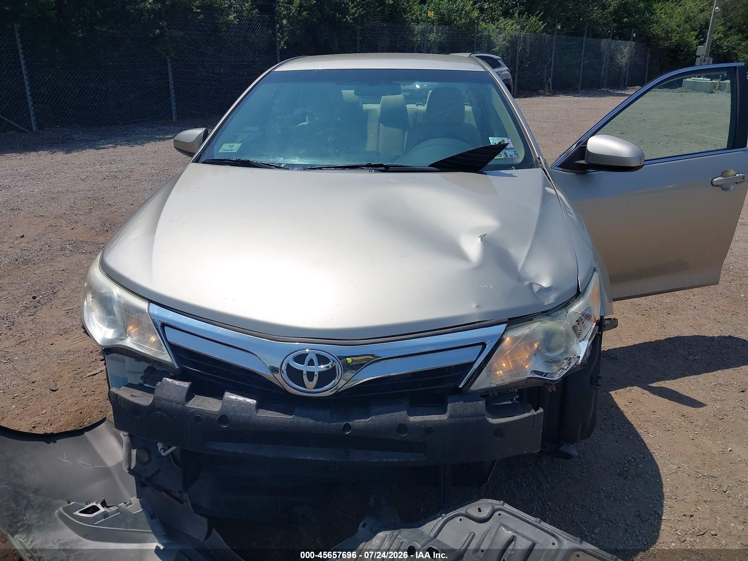 2013 Toyota Camry Le Золотой vin: 4T4BF1FKXDR336051