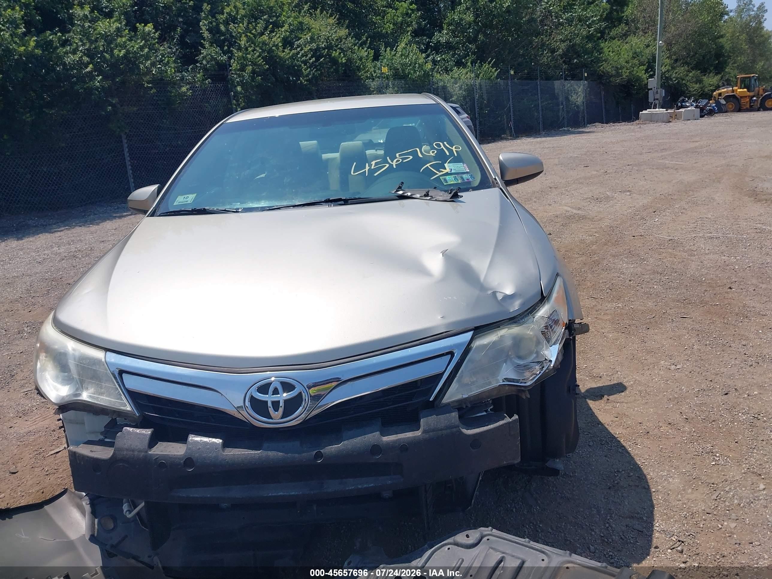 2013 Toyota Camry Le Золотой vin: 4T4BF1FKXDR336051