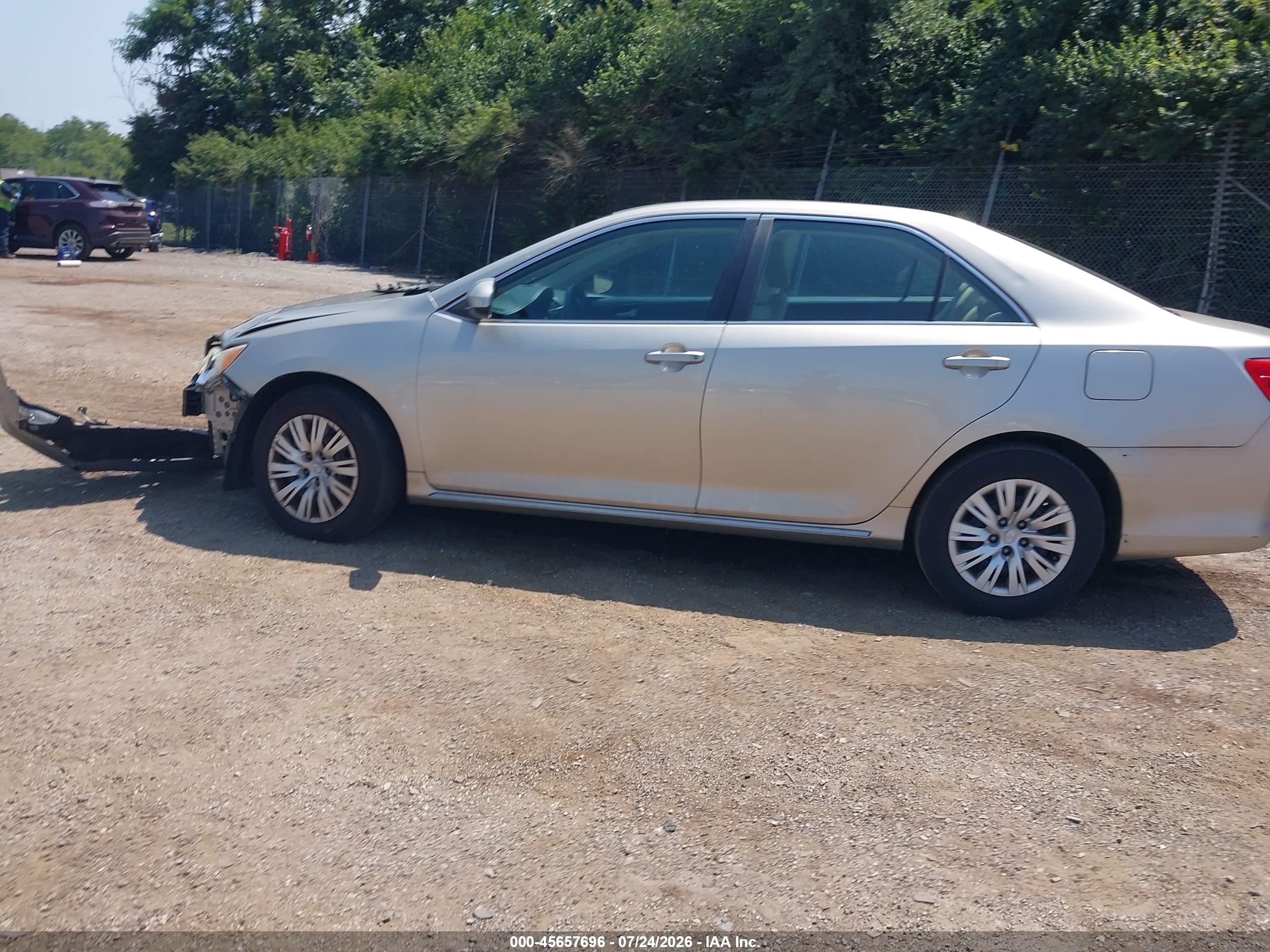 2013 Toyota Camry Le Золотой vin: 4T4BF1FKXDR336051