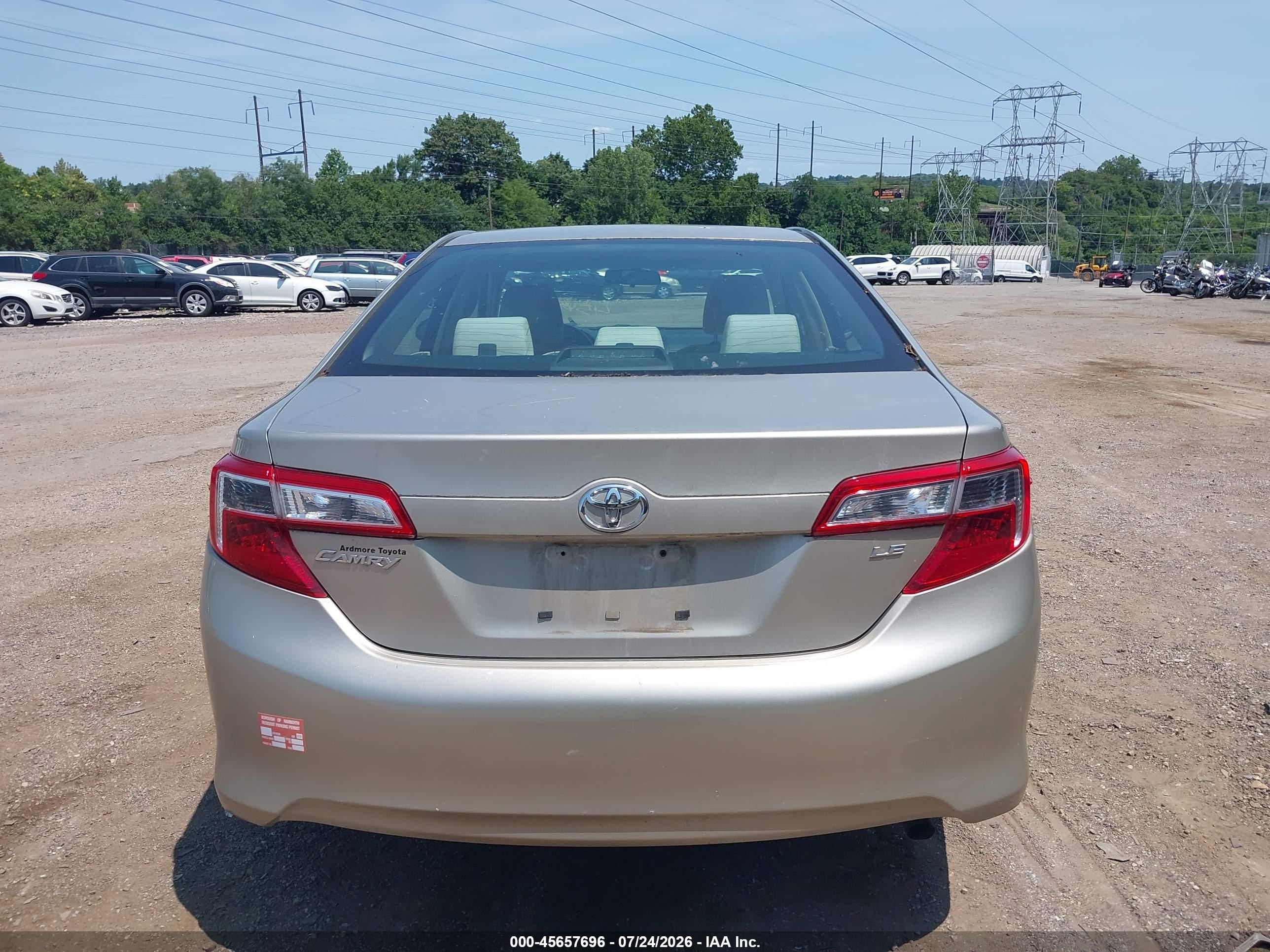 2013 Toyota Camry Le Золотой vin: 4T4BF1FKXDR336051
