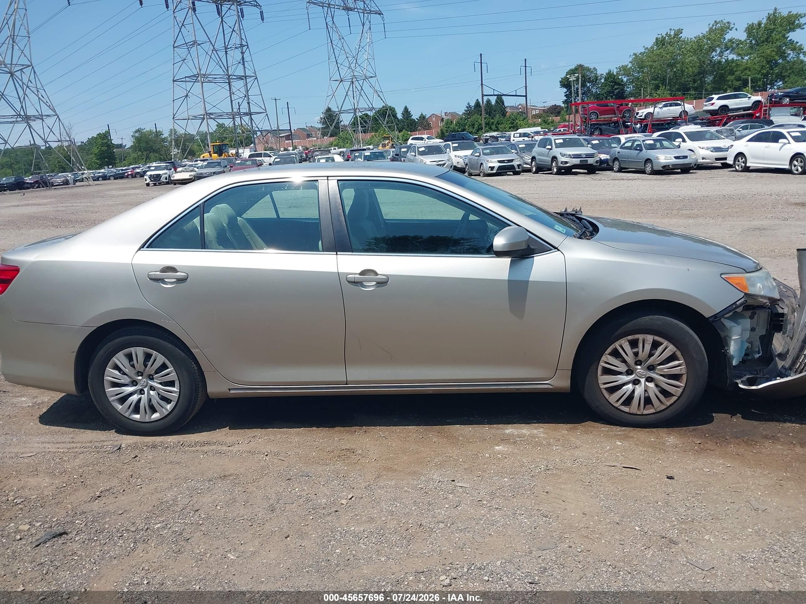 2013 Toyota Camry Le Золотой vin: 4T4BF1FKXDR336051