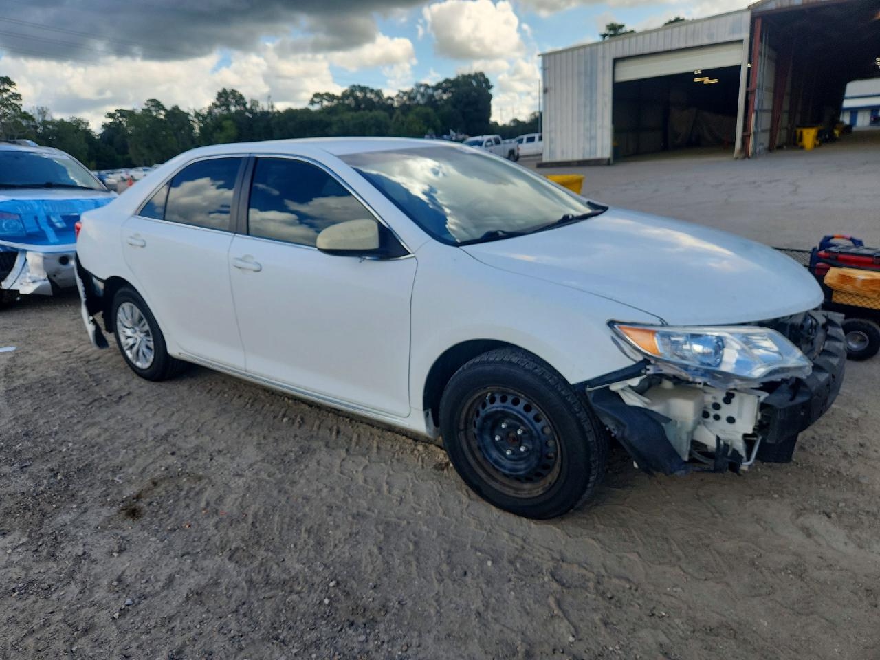 2014 Toyota Camry Le White vin: 4T4BF1FKXER357502