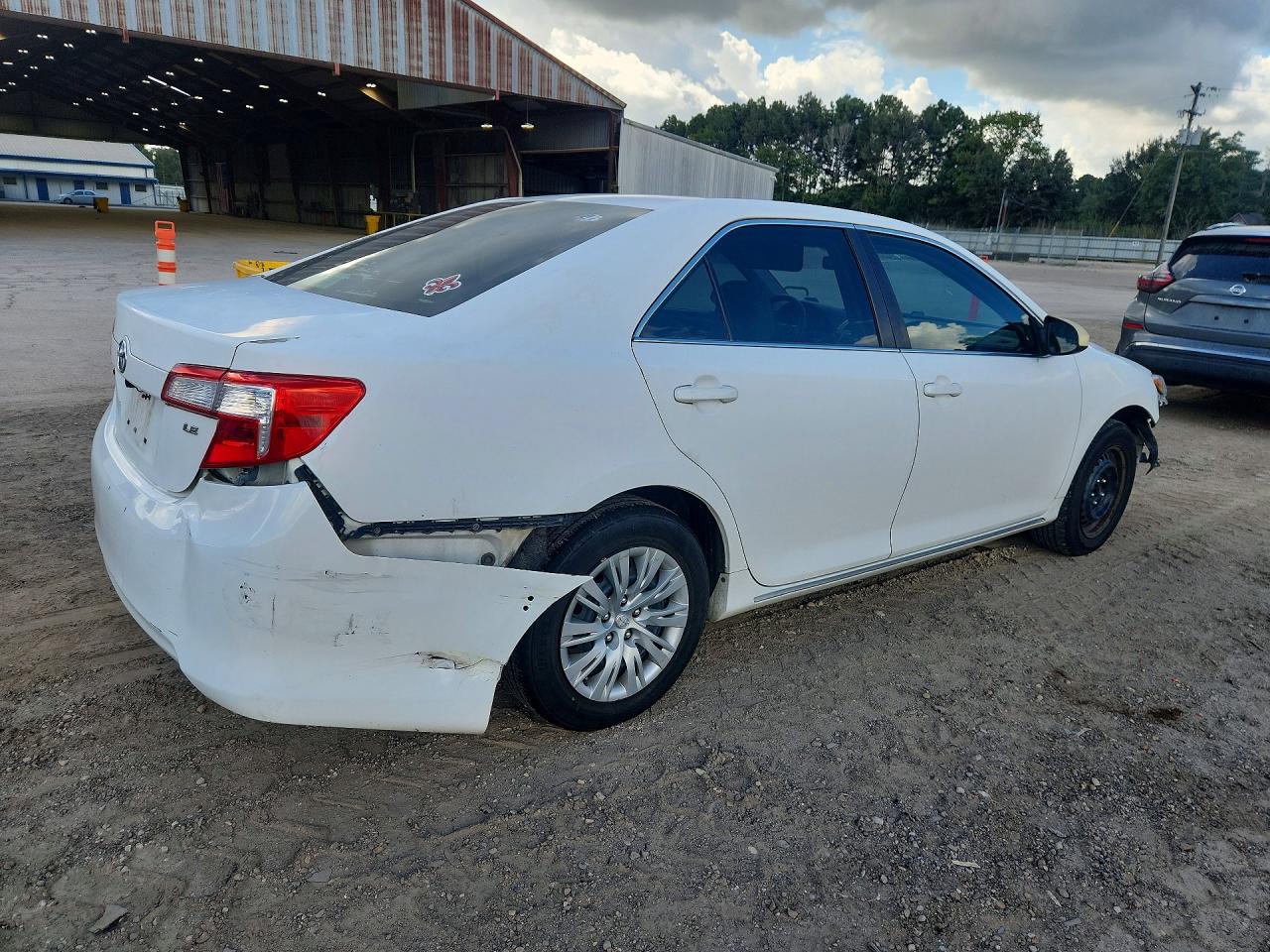 2014 Toyota Camry Le White vin: 4T4BF1FKXER357502