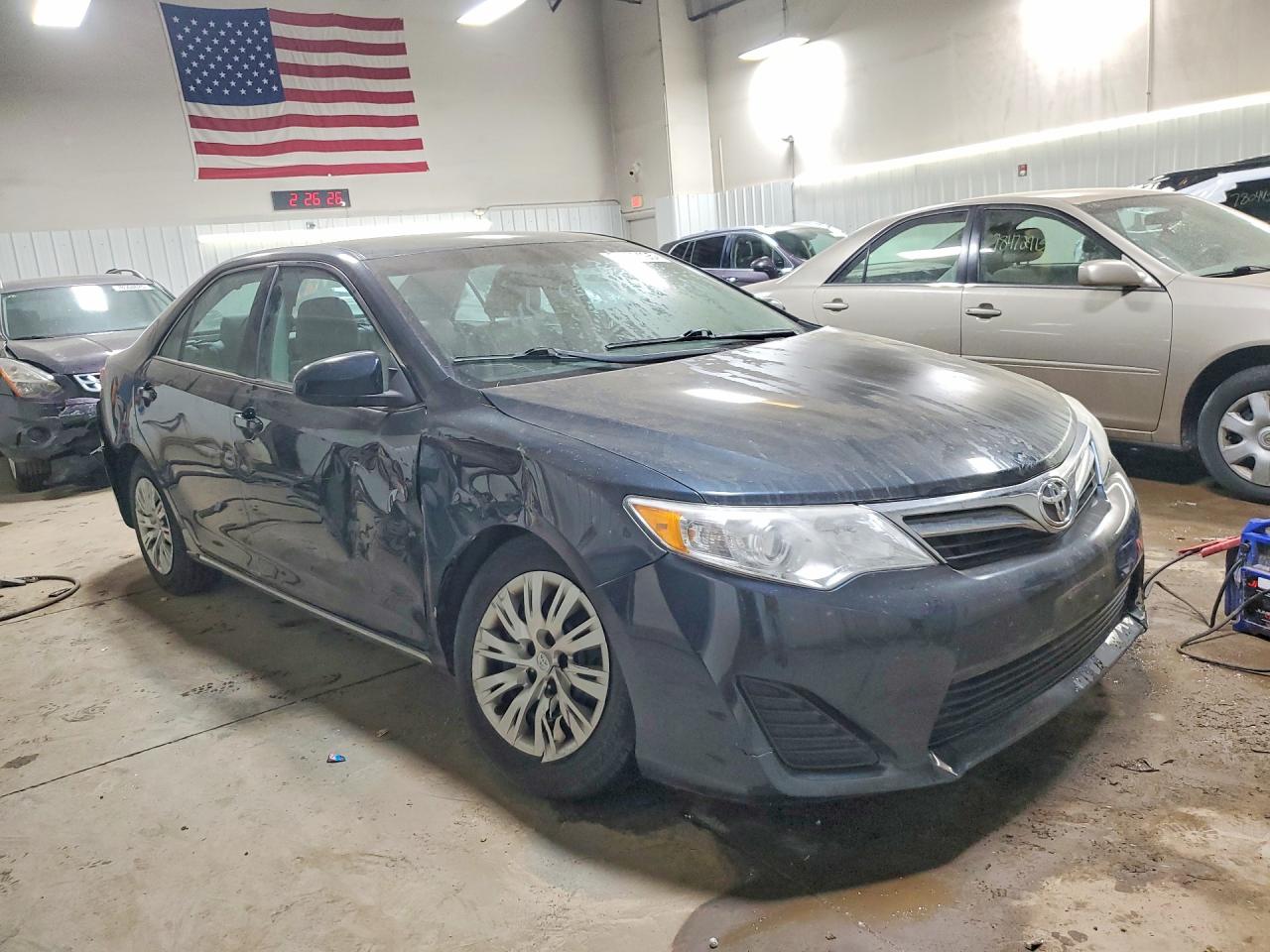 2014 Toyota Camry Le Blue vin: 4T4BF1FKXER358035