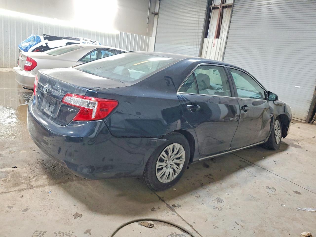 2014 Toyota Camry Le Blue vin: 4T4BF1FKXER358035