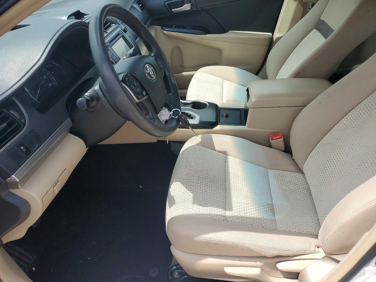 2014 Toyota Camry Le White vin: 4T4BF1FKXER361128