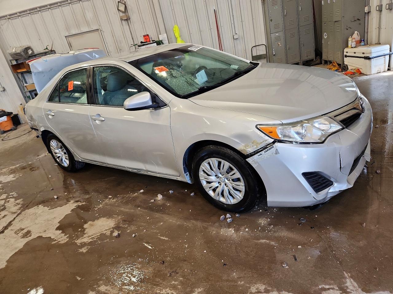 2014 Toyota Camry Le Silver vin: 4T4BF1FKXER380147