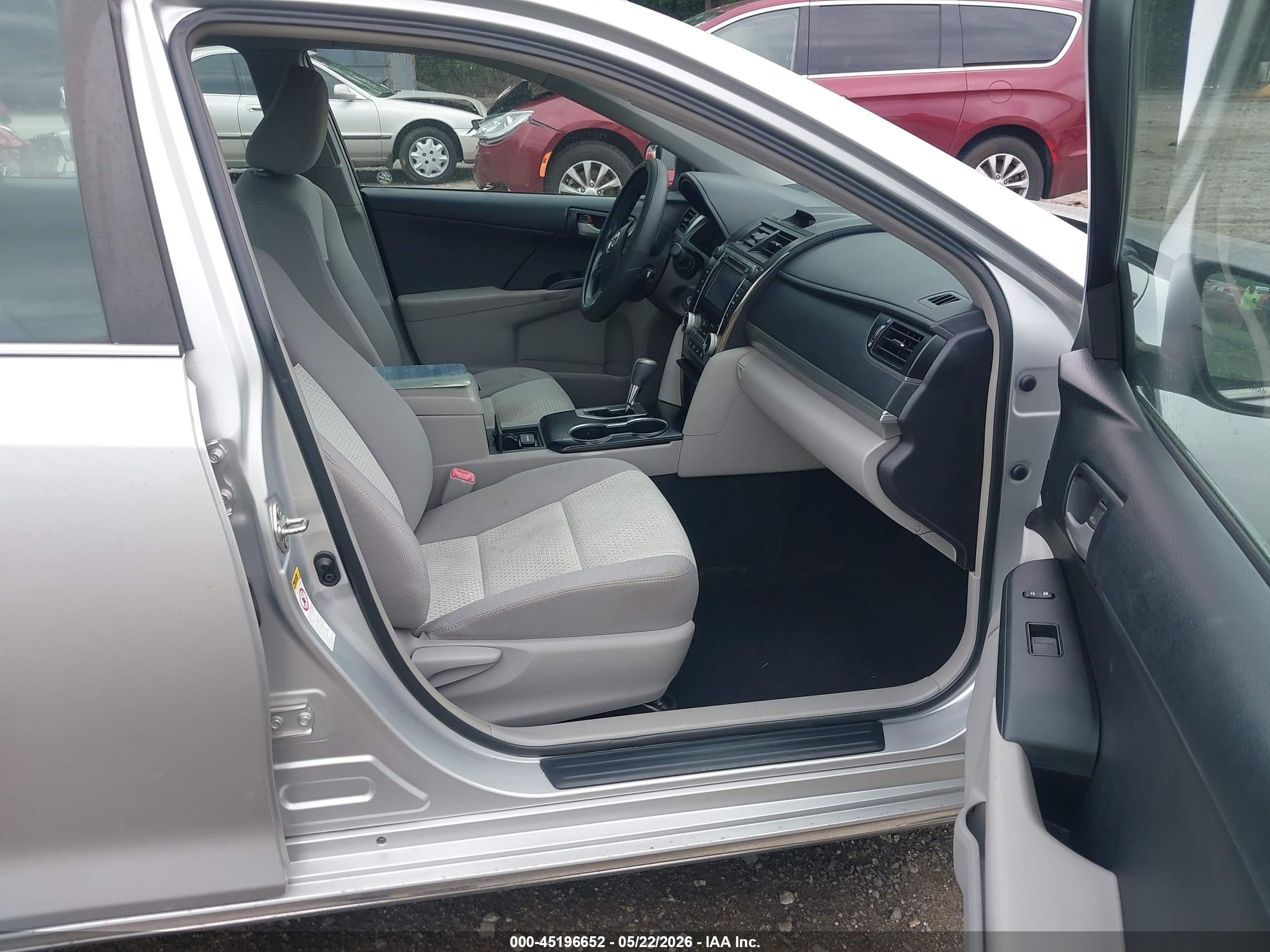 2014 Toyota Camry Le Серебряный vin: 4T4BF1FKXER396364