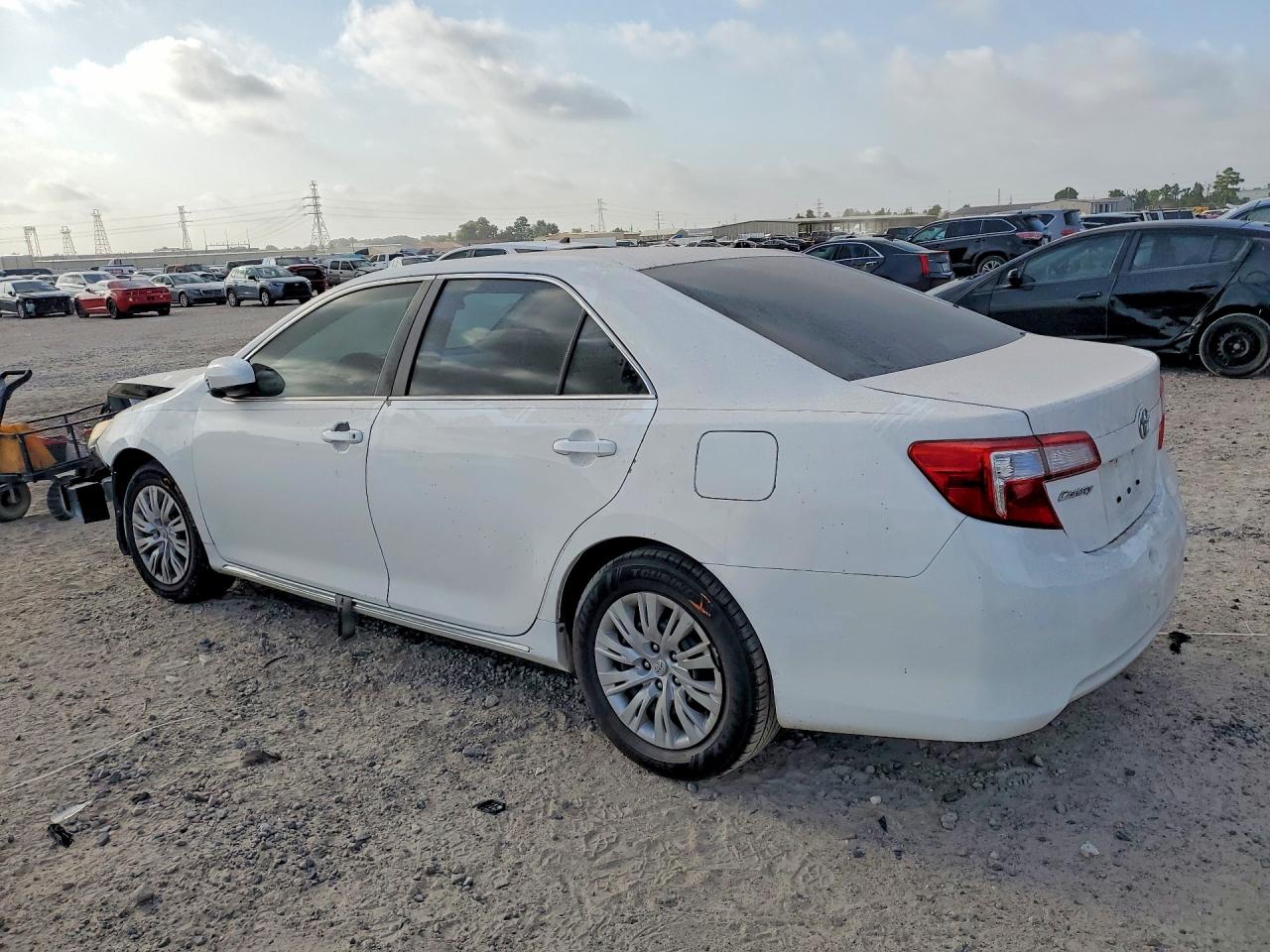 2014 Toyota Camry Le White vin: 4T4BF1FKXER397031