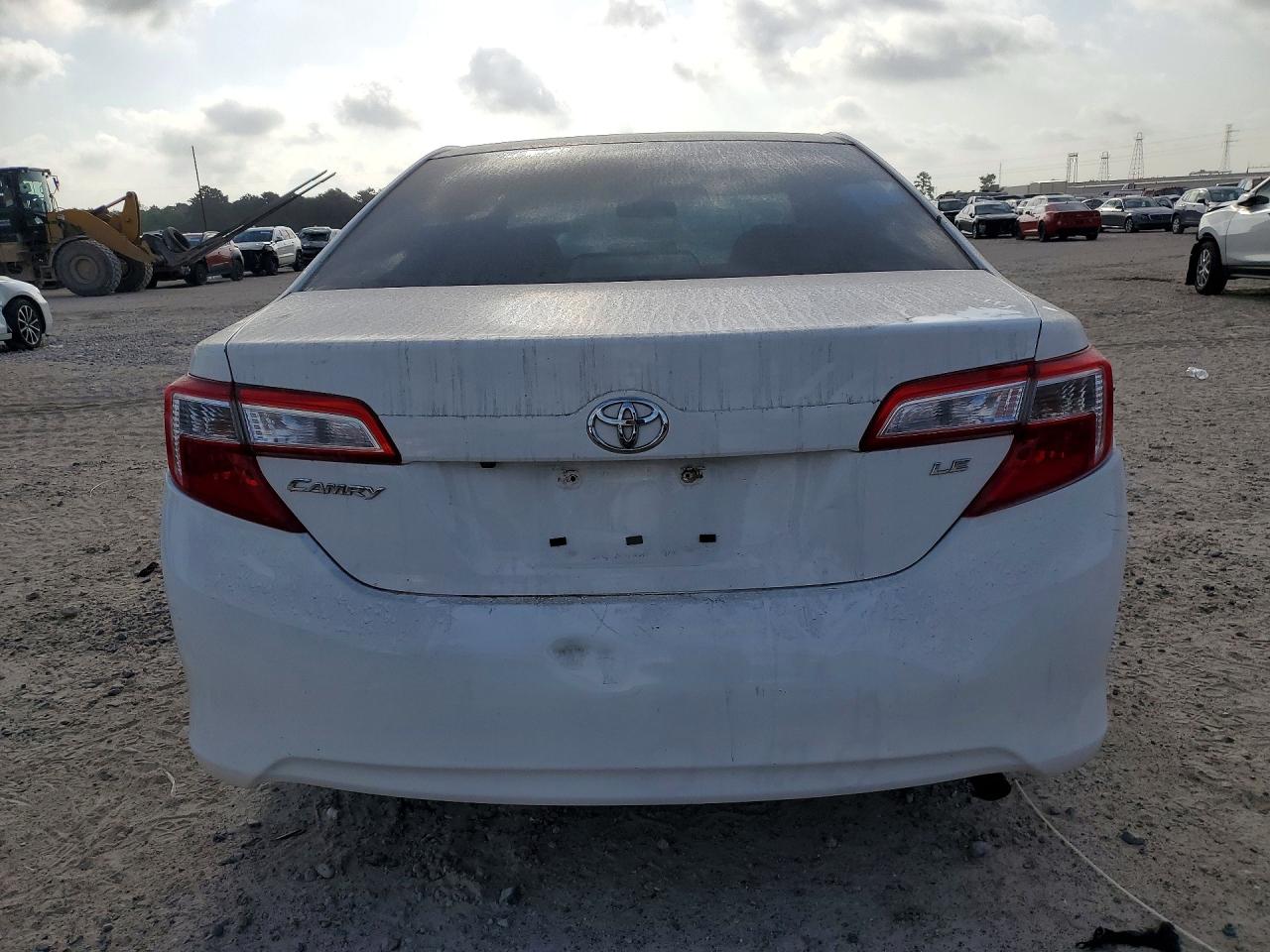 2014 Toyota Camry Le White vin: 4T4BF1FKXER397031