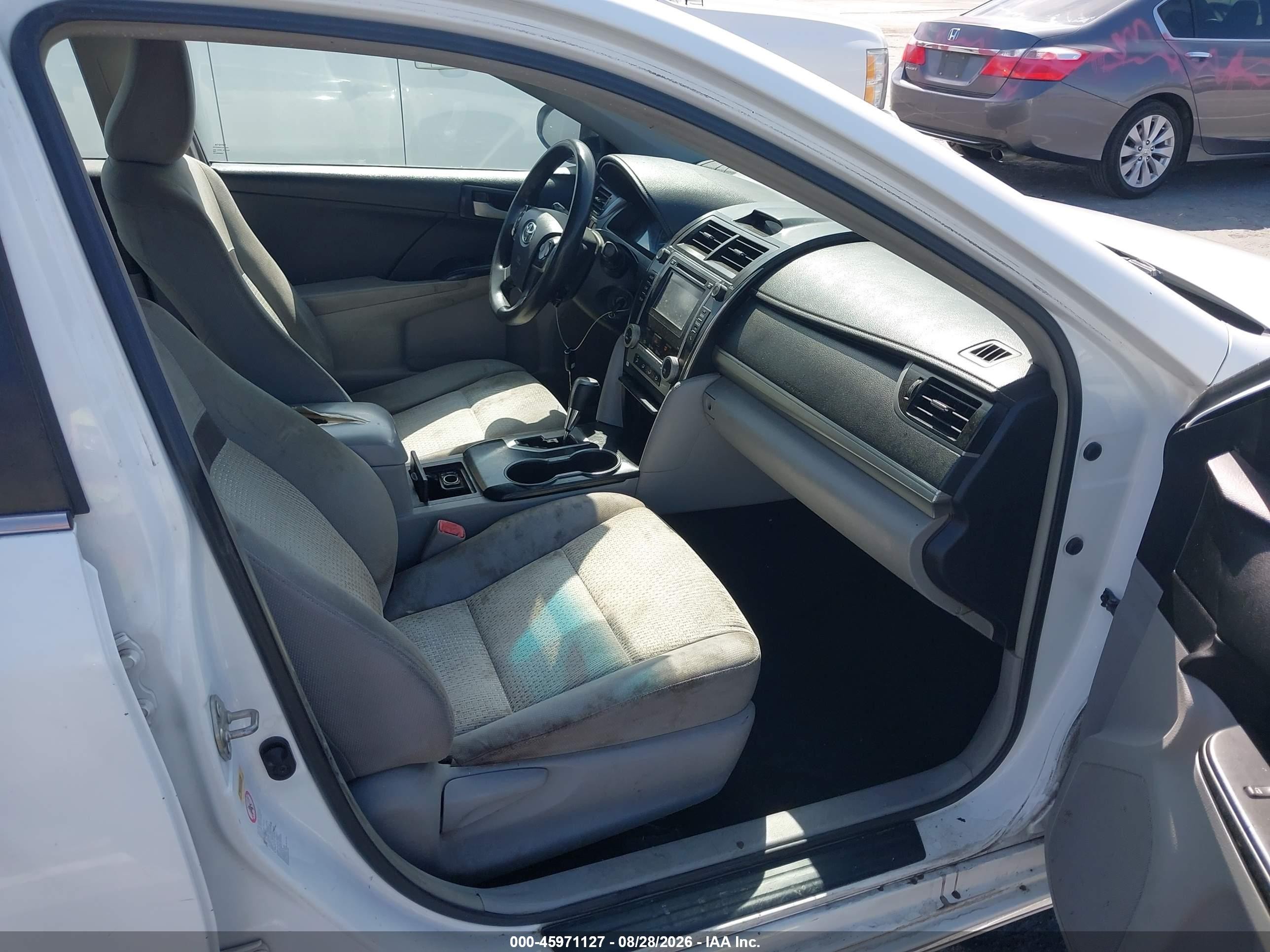 2014 Toyota Camry Le White vin: 4T4BF1FKXER439763