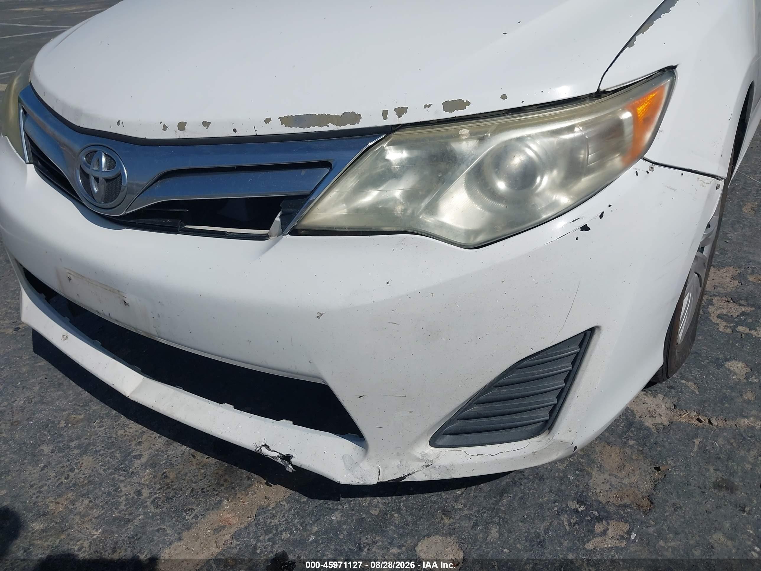 2014 Toyota Camry Le White vin: 4T4BF1FKXER439763