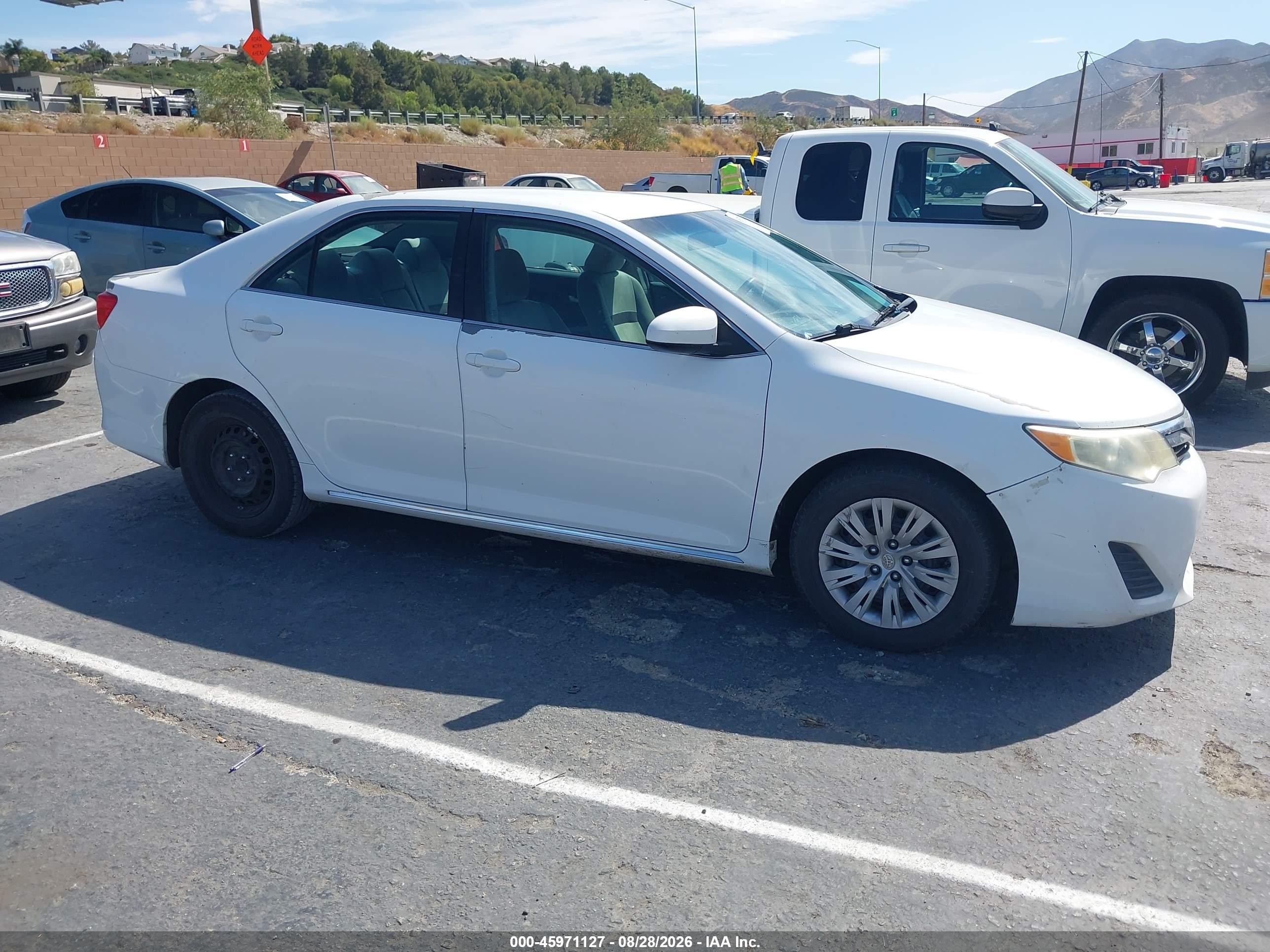 2014 Toyota Camry Le White vin: 4T4BF1FKXER439763