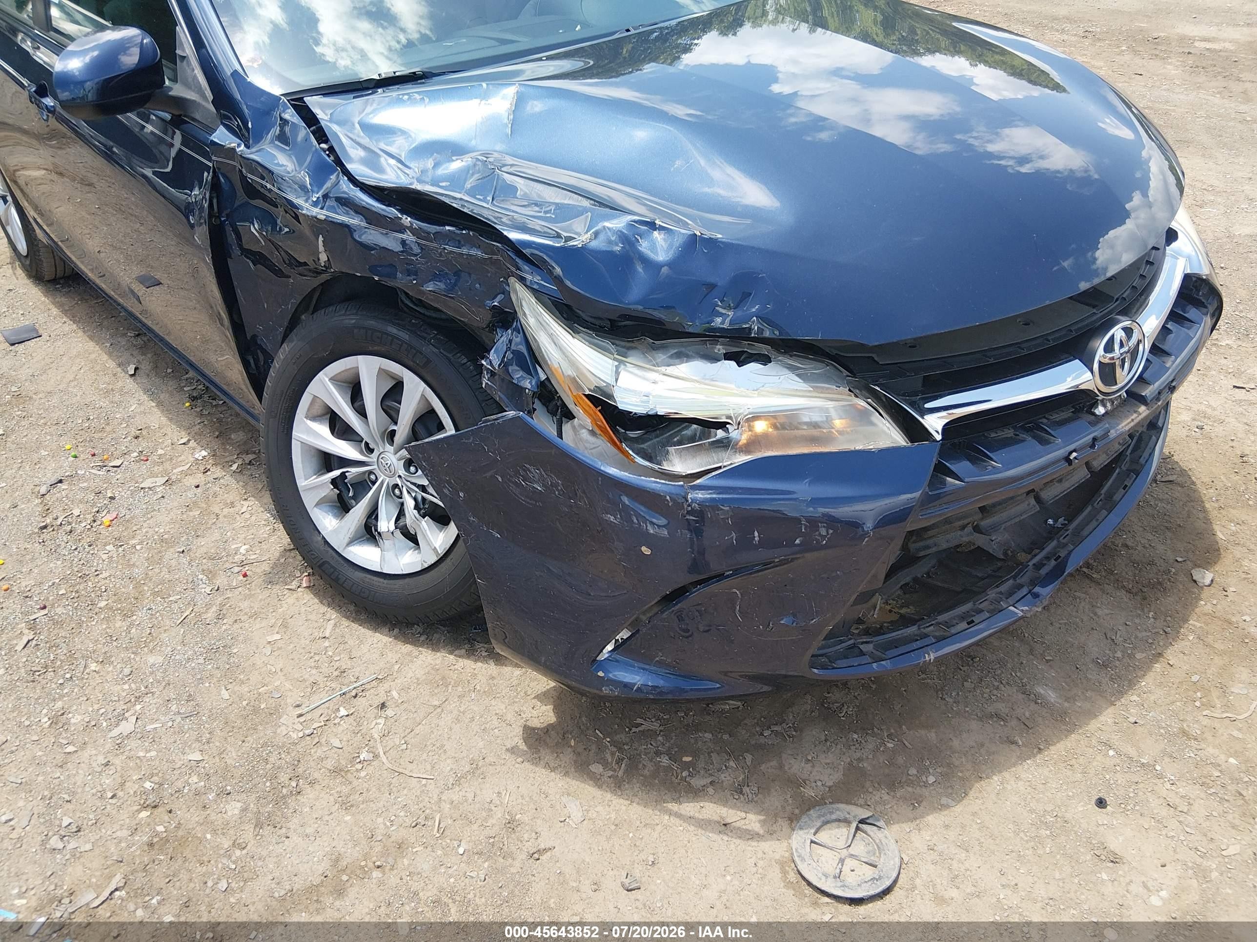 2015 Toyota Camry Le Blue vin: 4T4BF1FKXFR492528