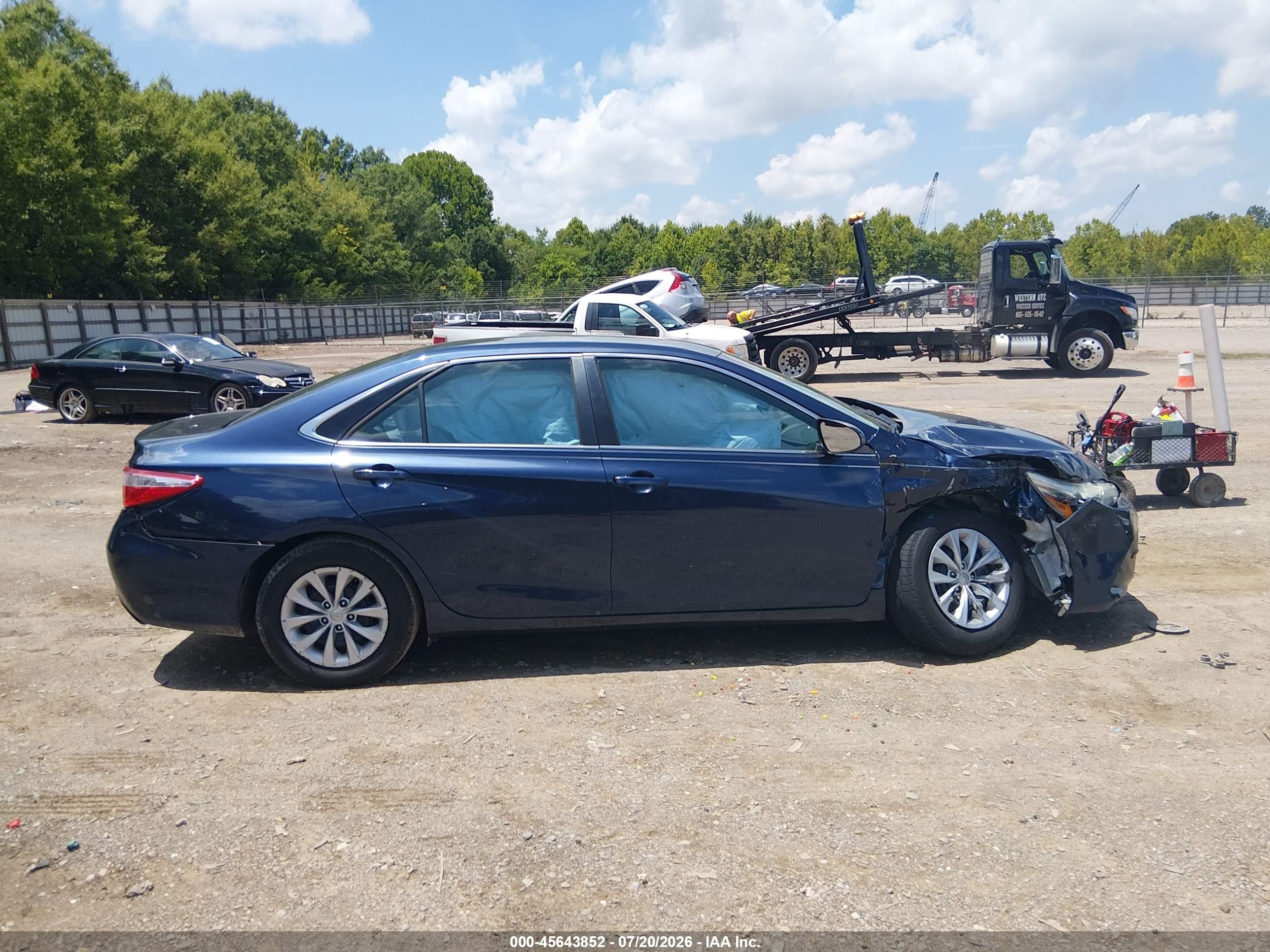 2015 Toyota Camry Le Blue vin: 4T4BF1FKXFR492528