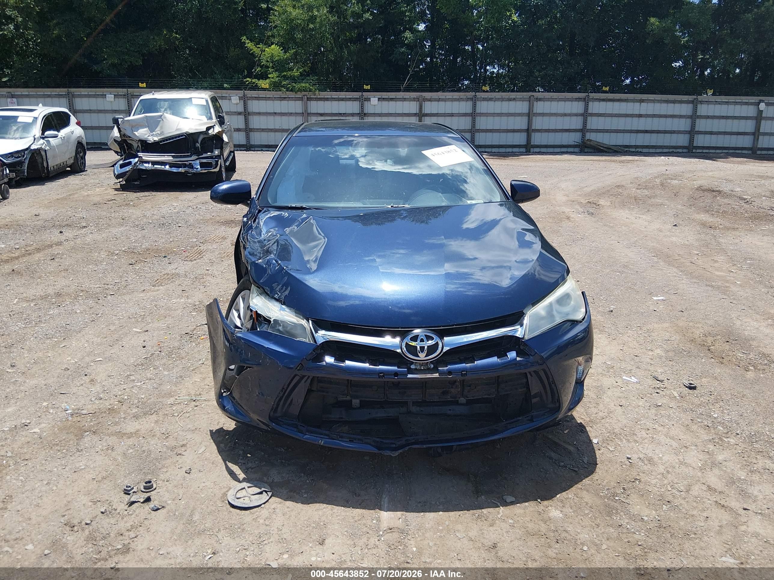 2015 Toyota Camry Le Blue vin: 4T4BF1FKXFR492528