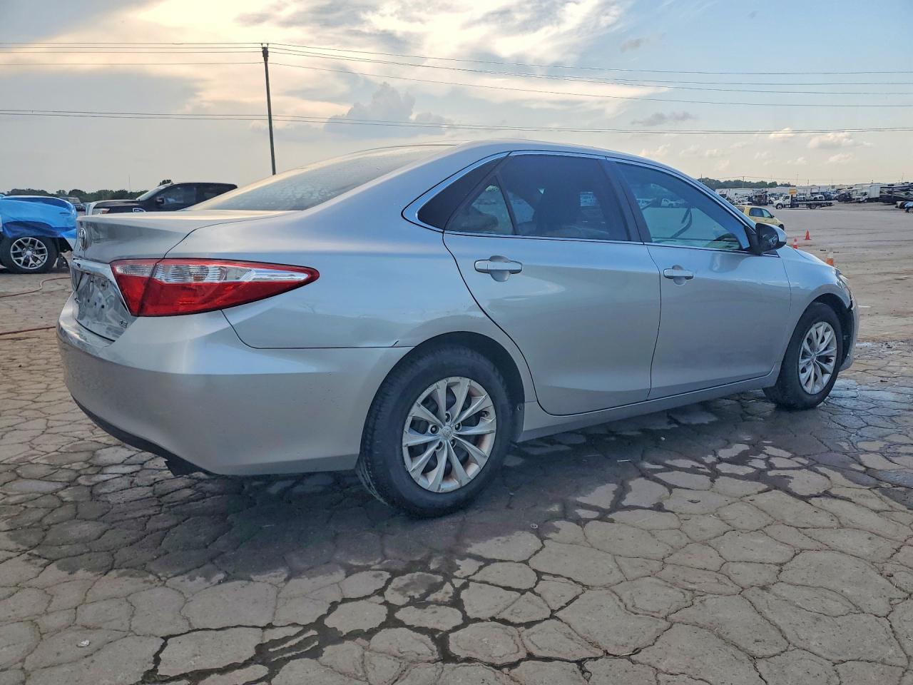 2016 Toyota Camry Le Silver vin: 4T4BF1FKXGR532320