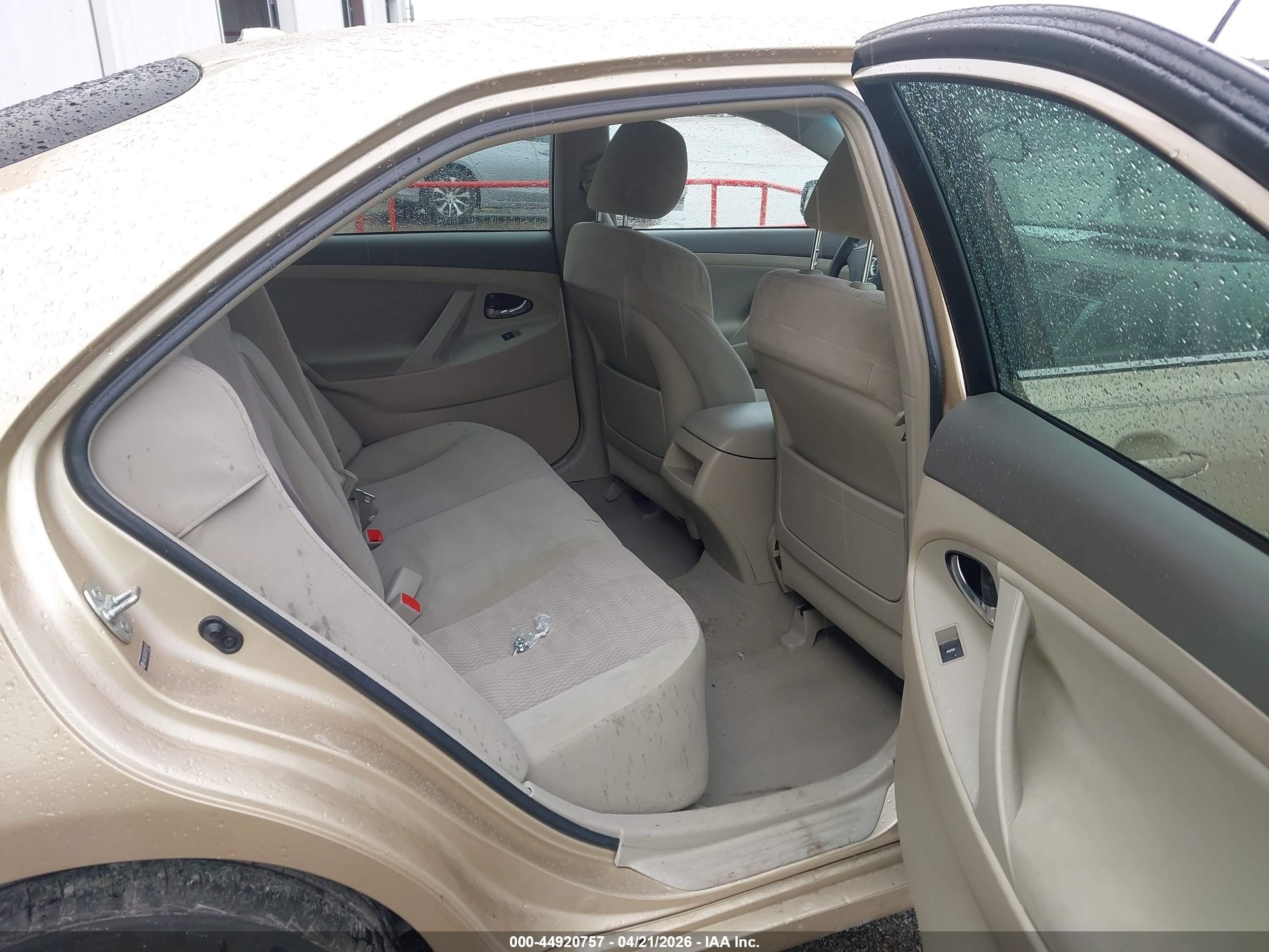 2010 Toyota Camry Le Beige vin: 4T4BF3EK0AR014091