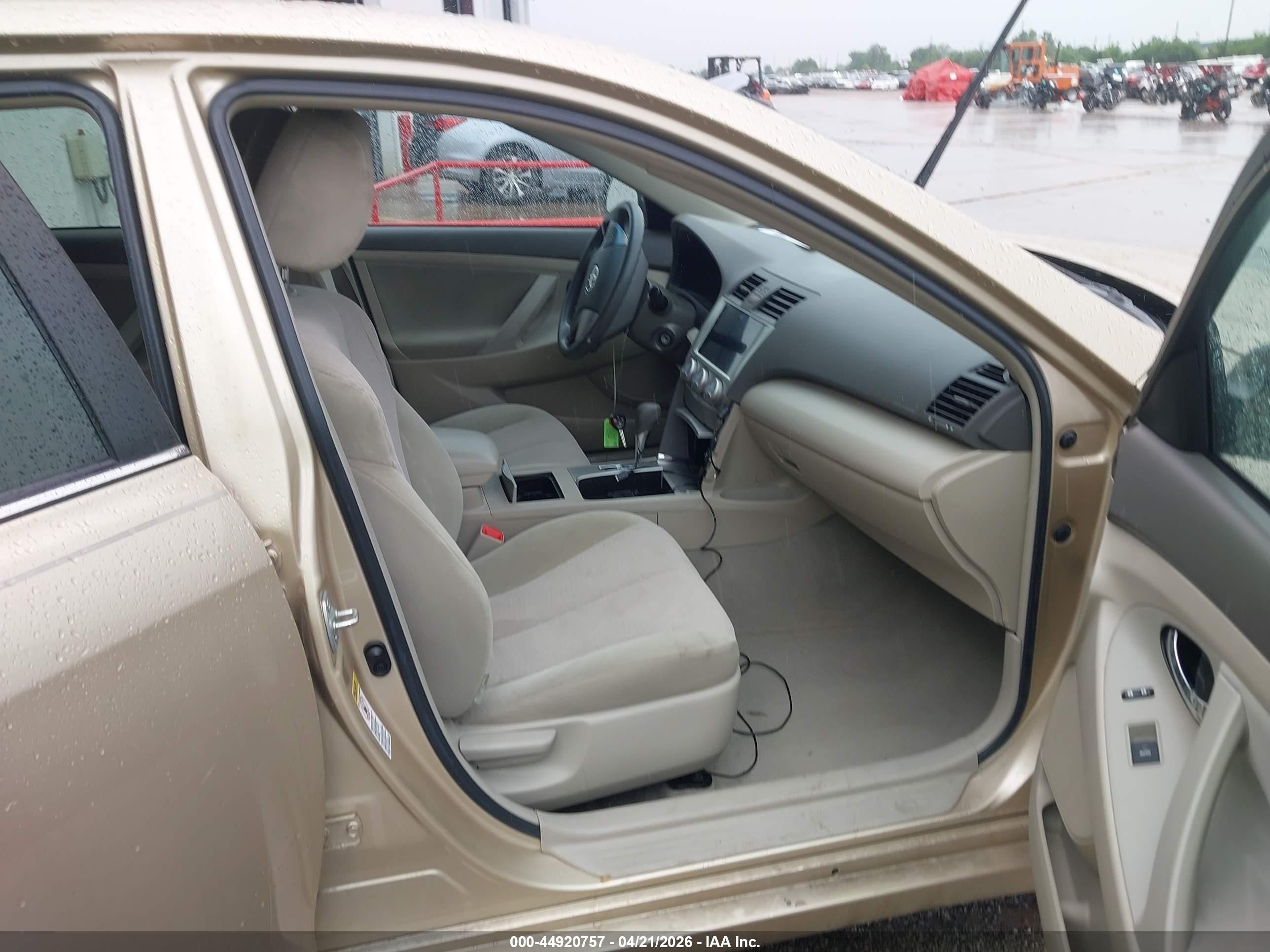 2010 Toyota Camry Le Beige vin: 4T4BF3EK0AR014091