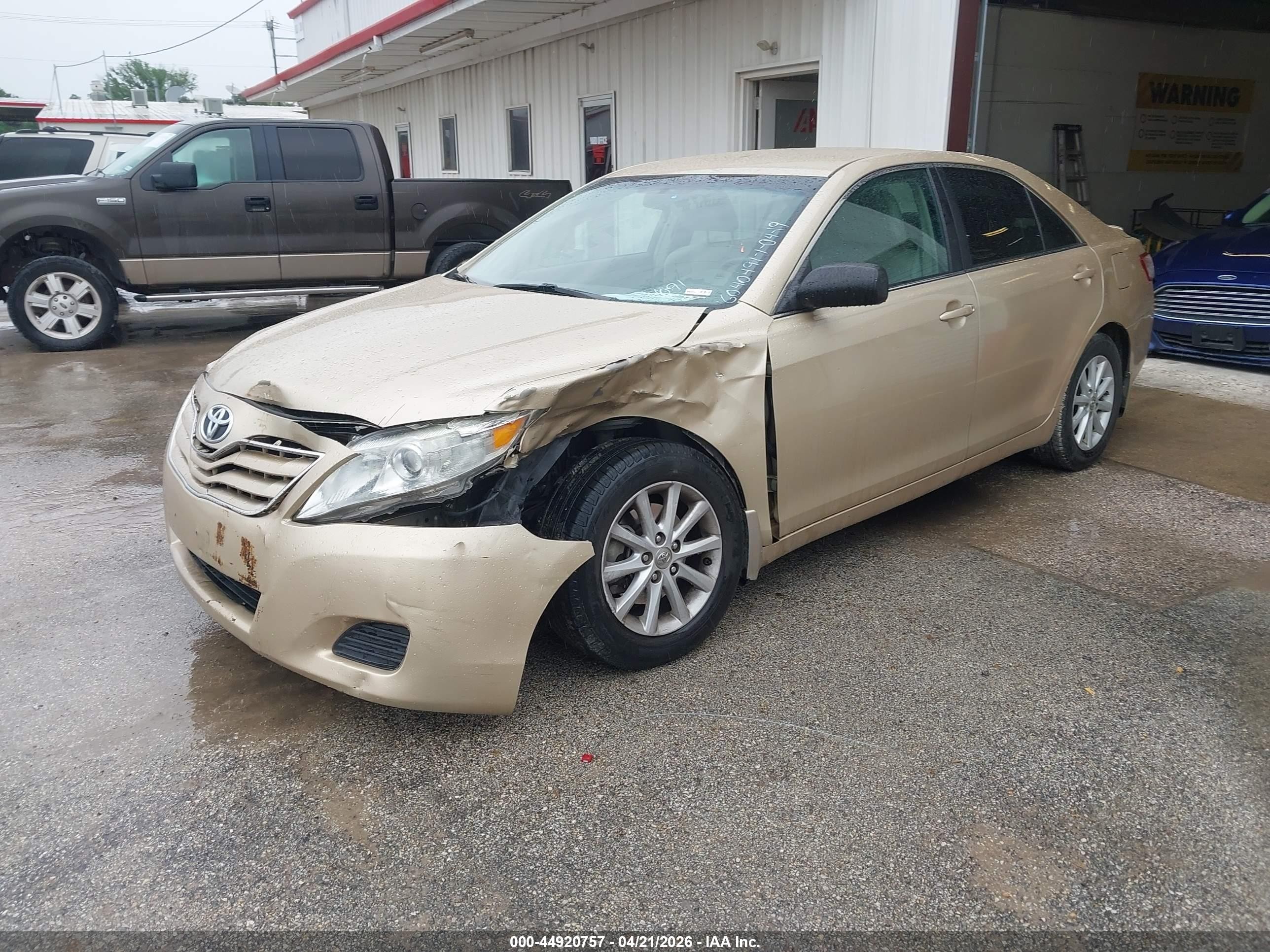 2010 Toyota Camry Le Beige vin: 4T4BF3EK0AR014091