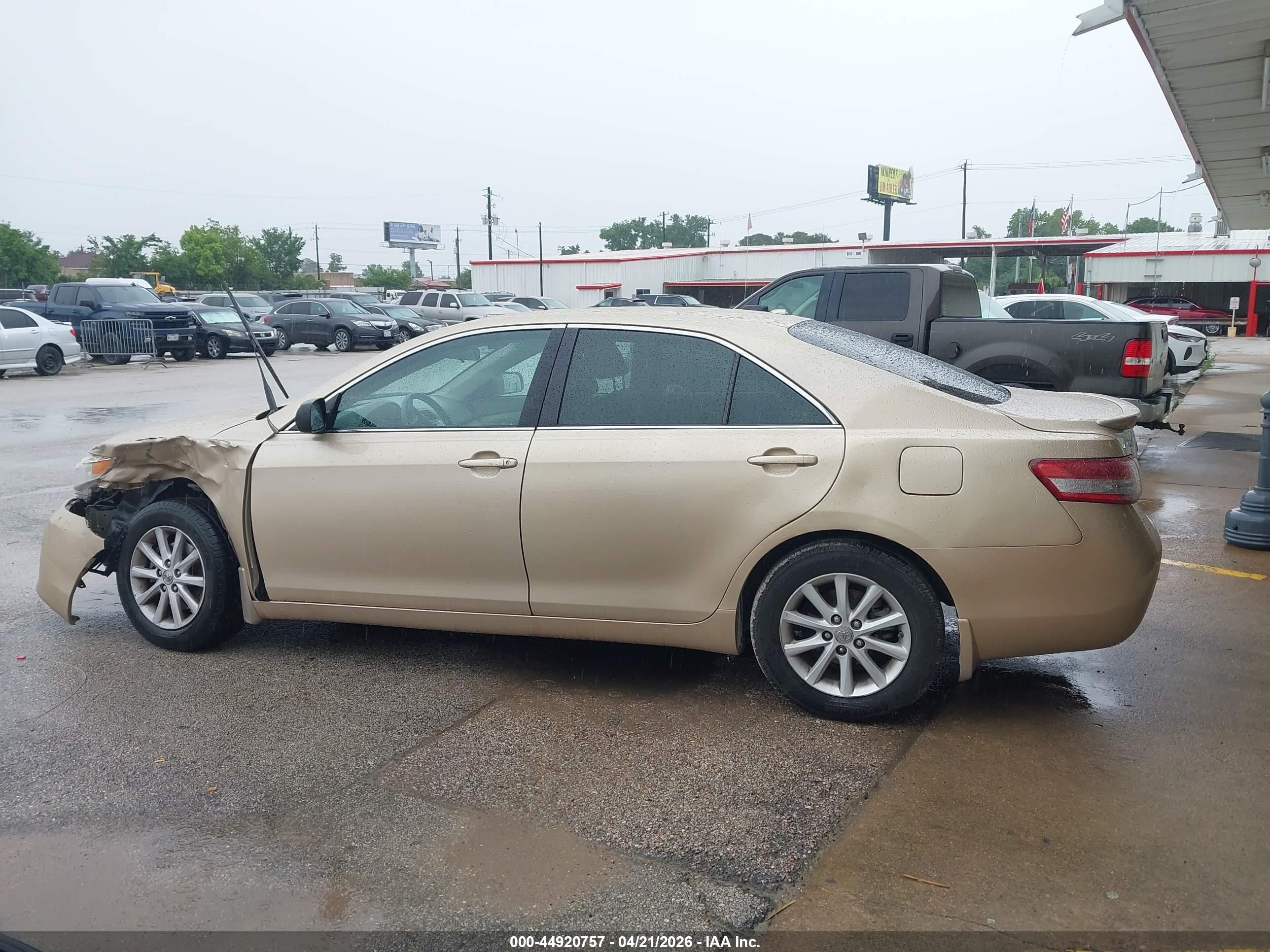 2010 Toyota Camry Le Beige vin: 4T4BF3EK0AR014091