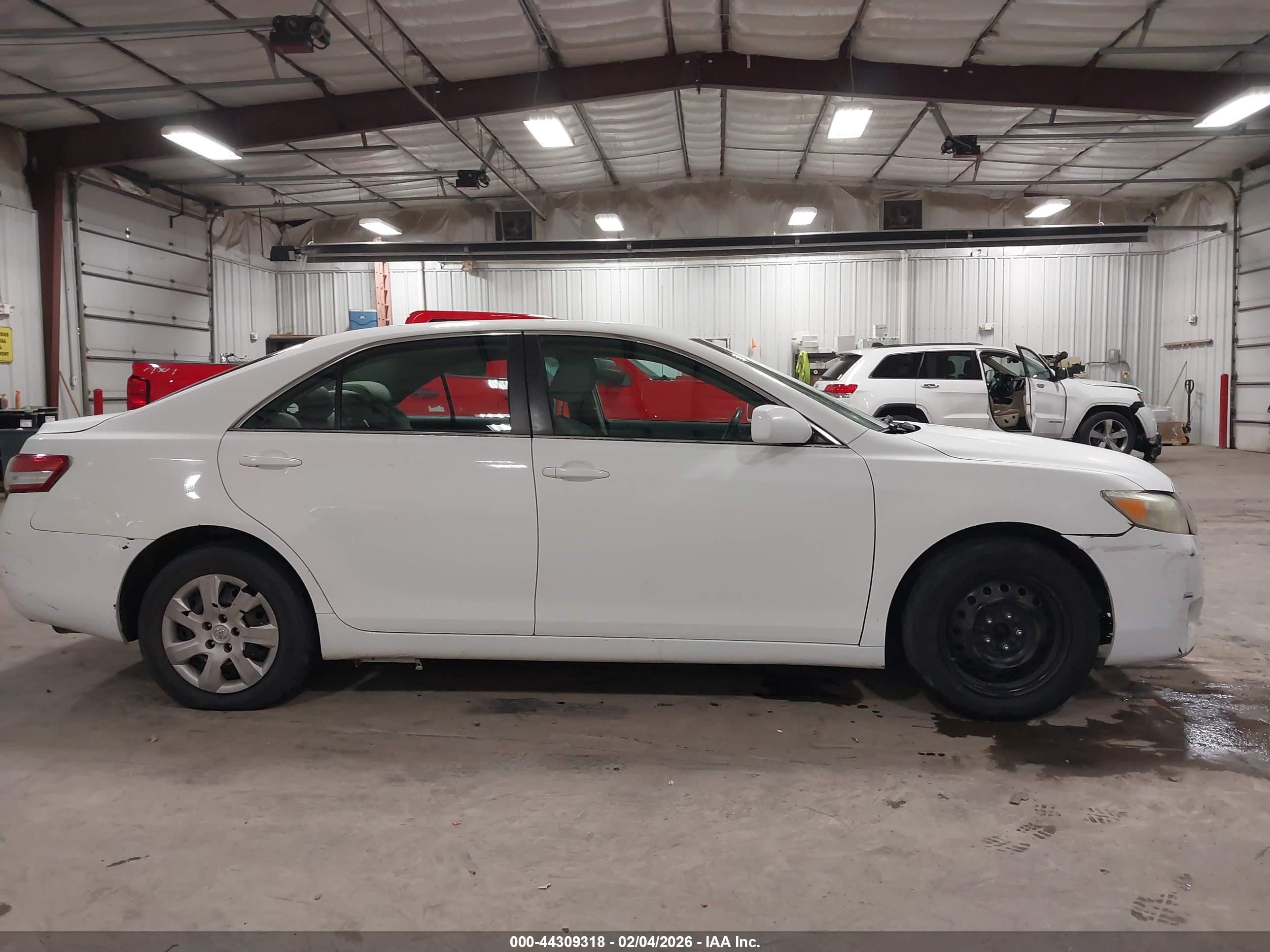 2010 Toyota Camry Le White vin: 4T4BF3EK0AR034020