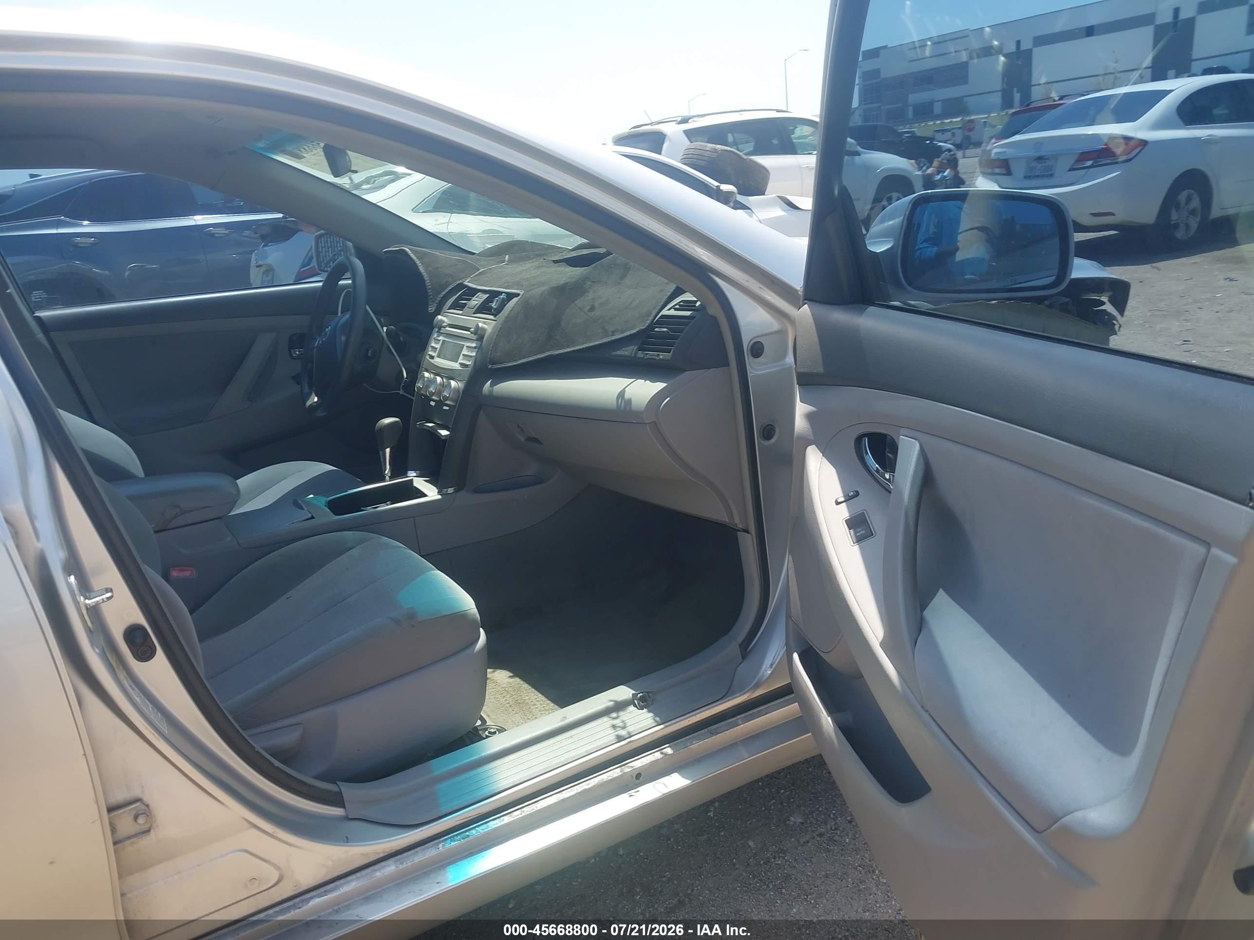 2010 Toyota Camry Le Silver vin: 4T4BF3EK0AR069222