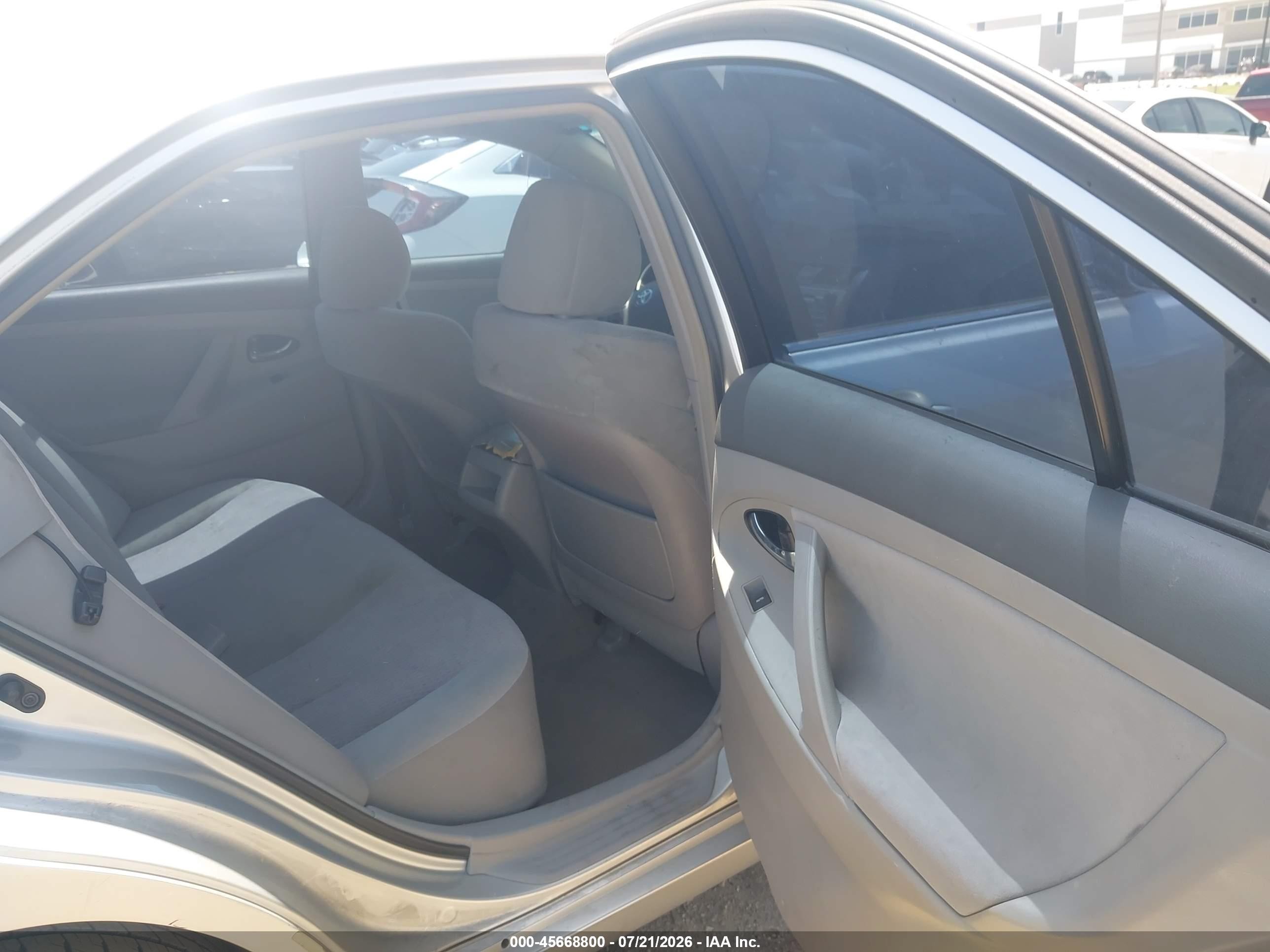 2010 Toyota Camry Le Silver vin: 4T4BF3EK0AR069222