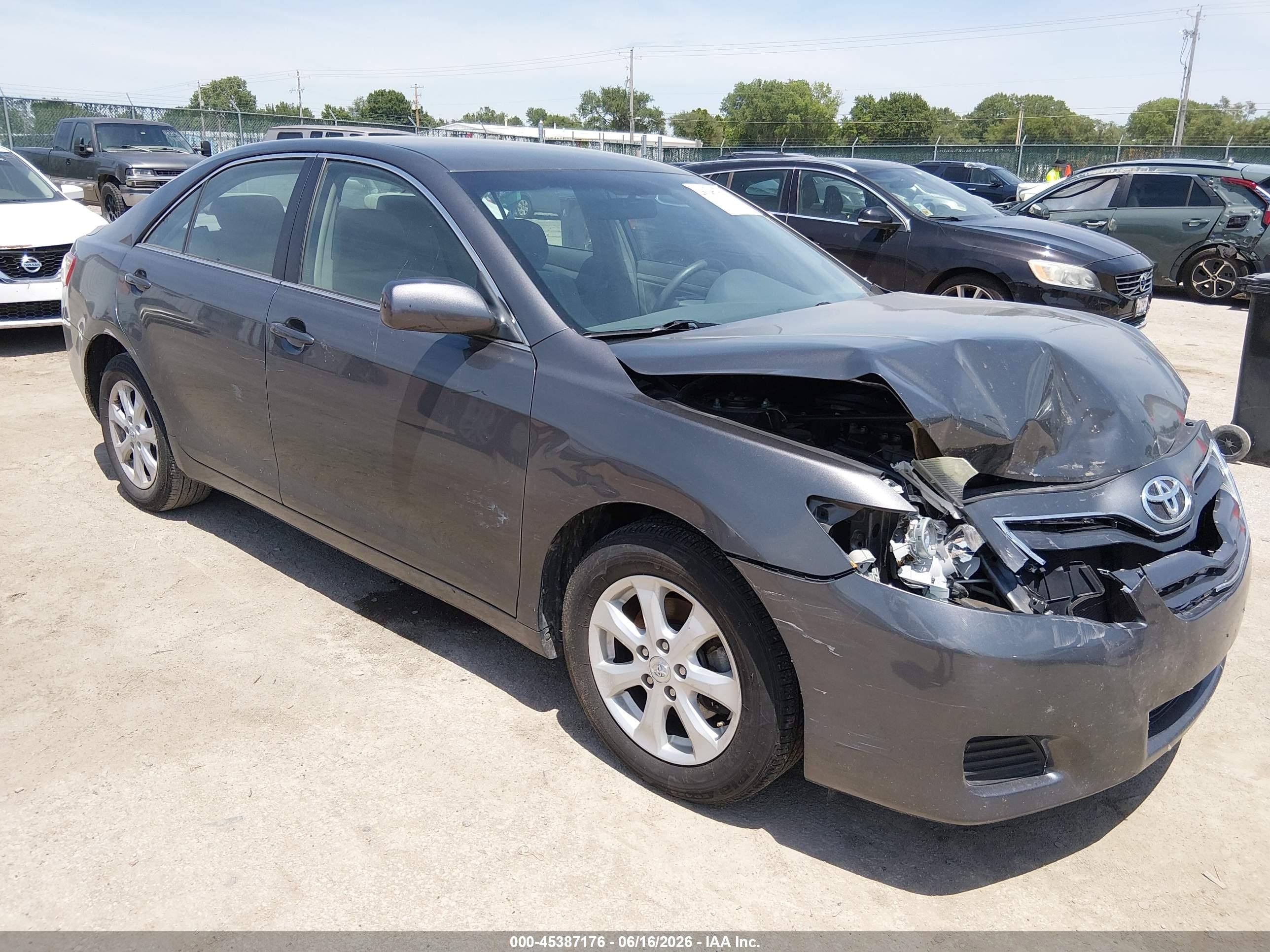 2011 Toyota Camry Le Серый vin: 4T4BF3EK0BR100213