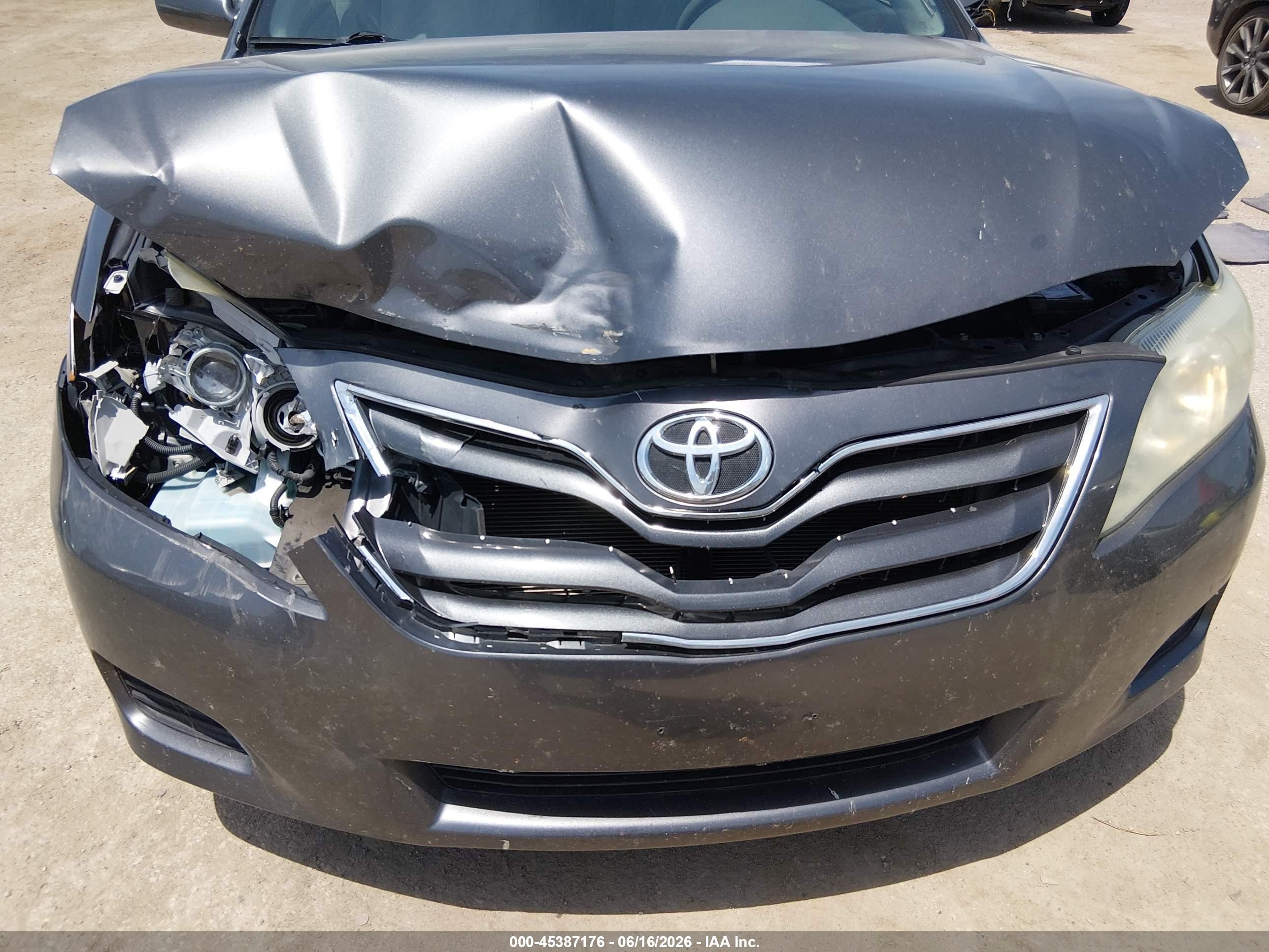 2011 Toyota Camry Le Серый vin: 4T4BF3EK0BR100213