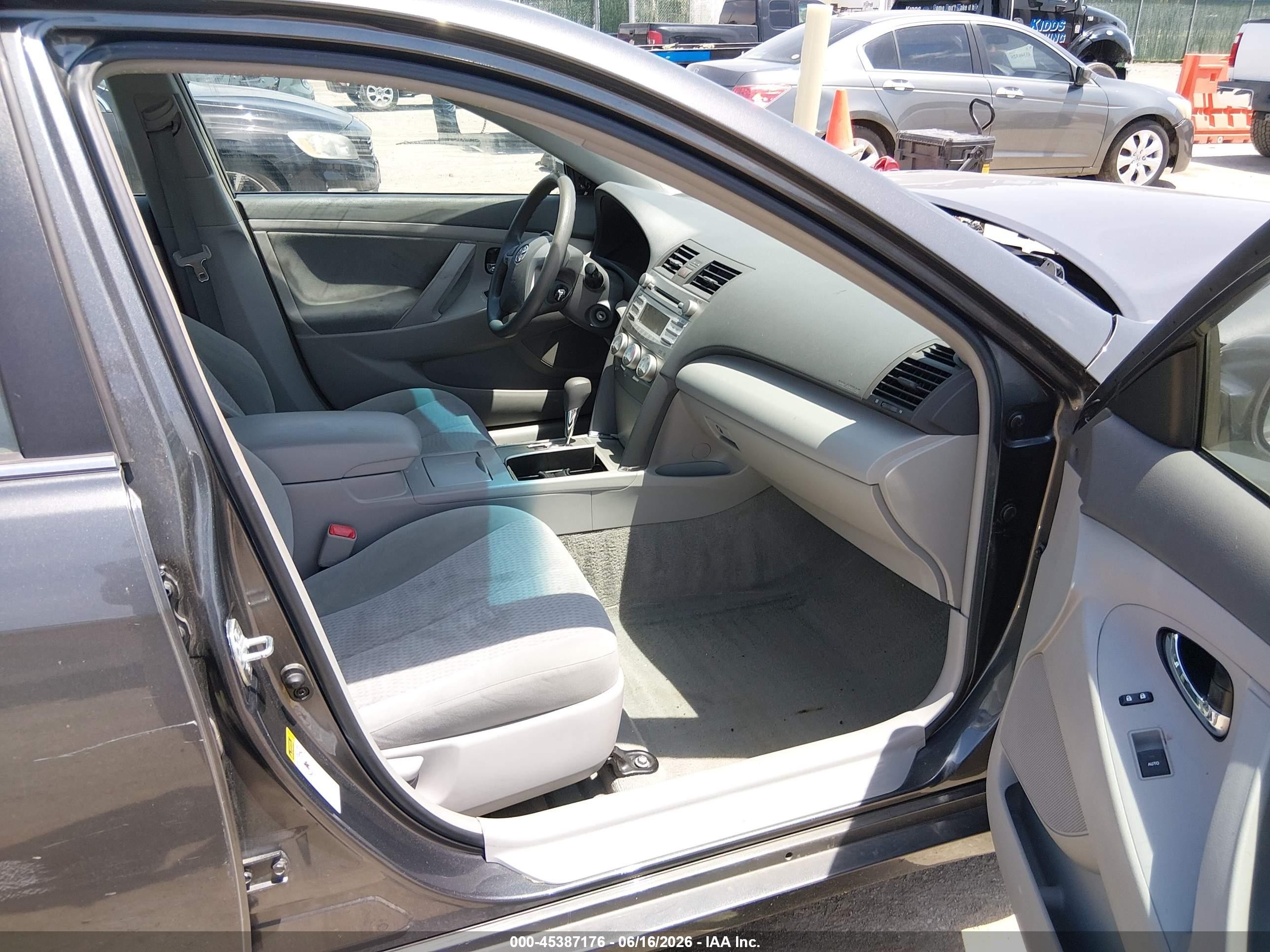 2011 Toyota Camry Le Серый vin: 4T4BF3EK0BR100213