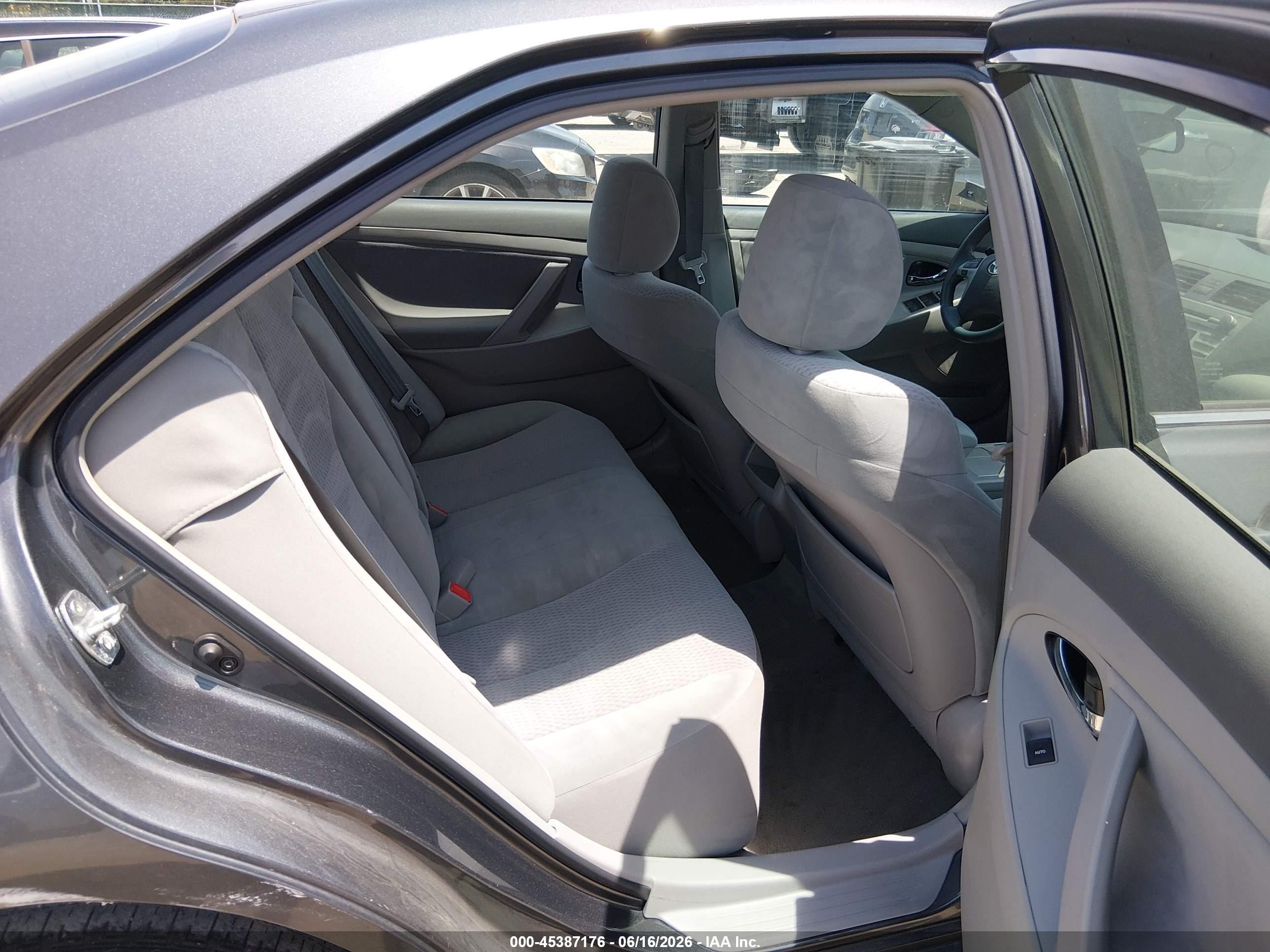2011 Toyota Camry Le Серый vin: 4T4BF3EK0BR100213