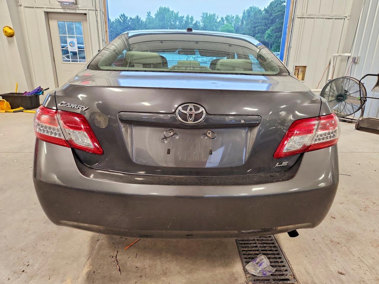 2010 Toyota Camry Le Gray vin: 4T4BF3EK1AR011524