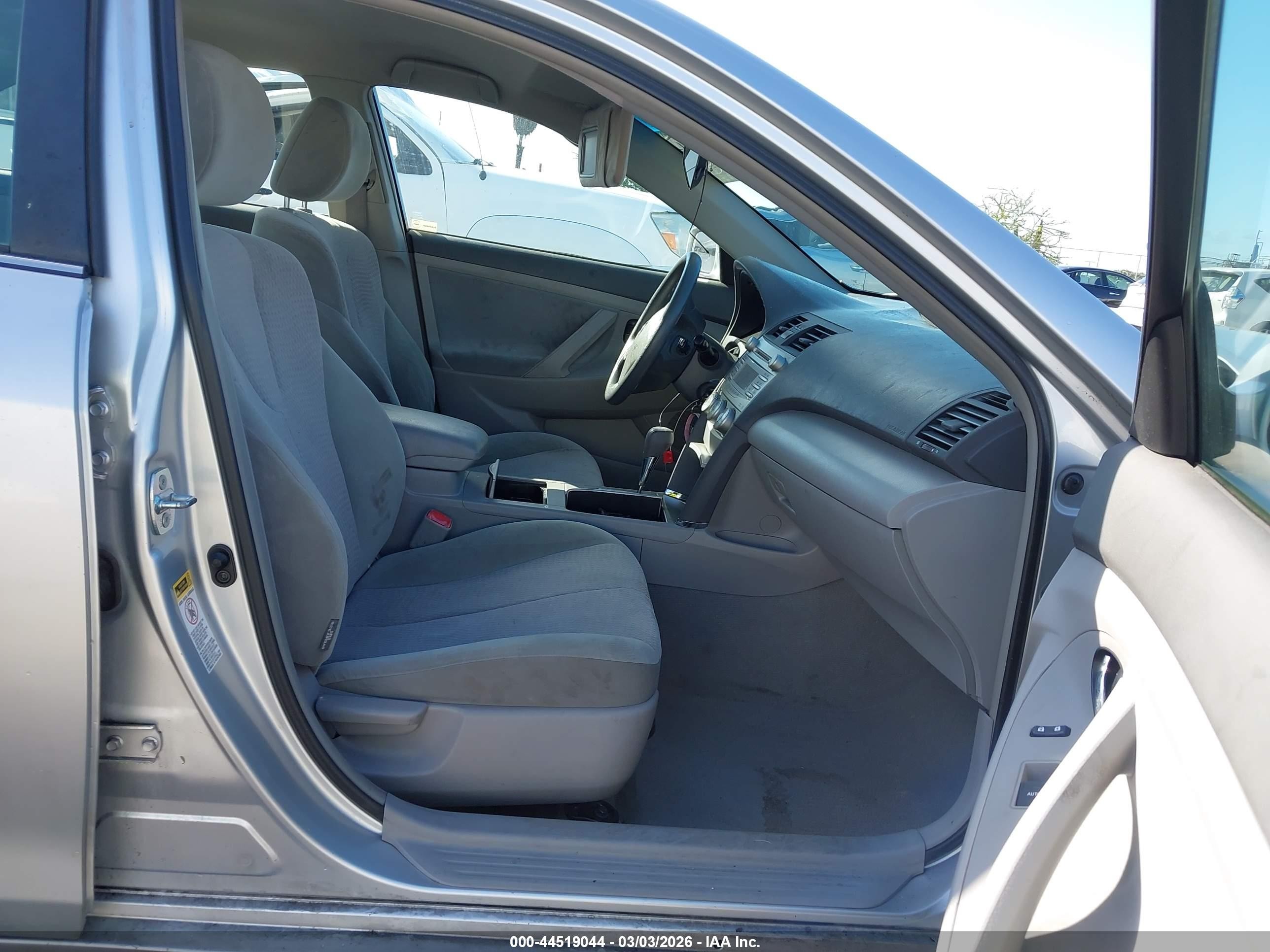 2010 Toyota Camry Le Silver vin: 4T4BF3EK1AR024273