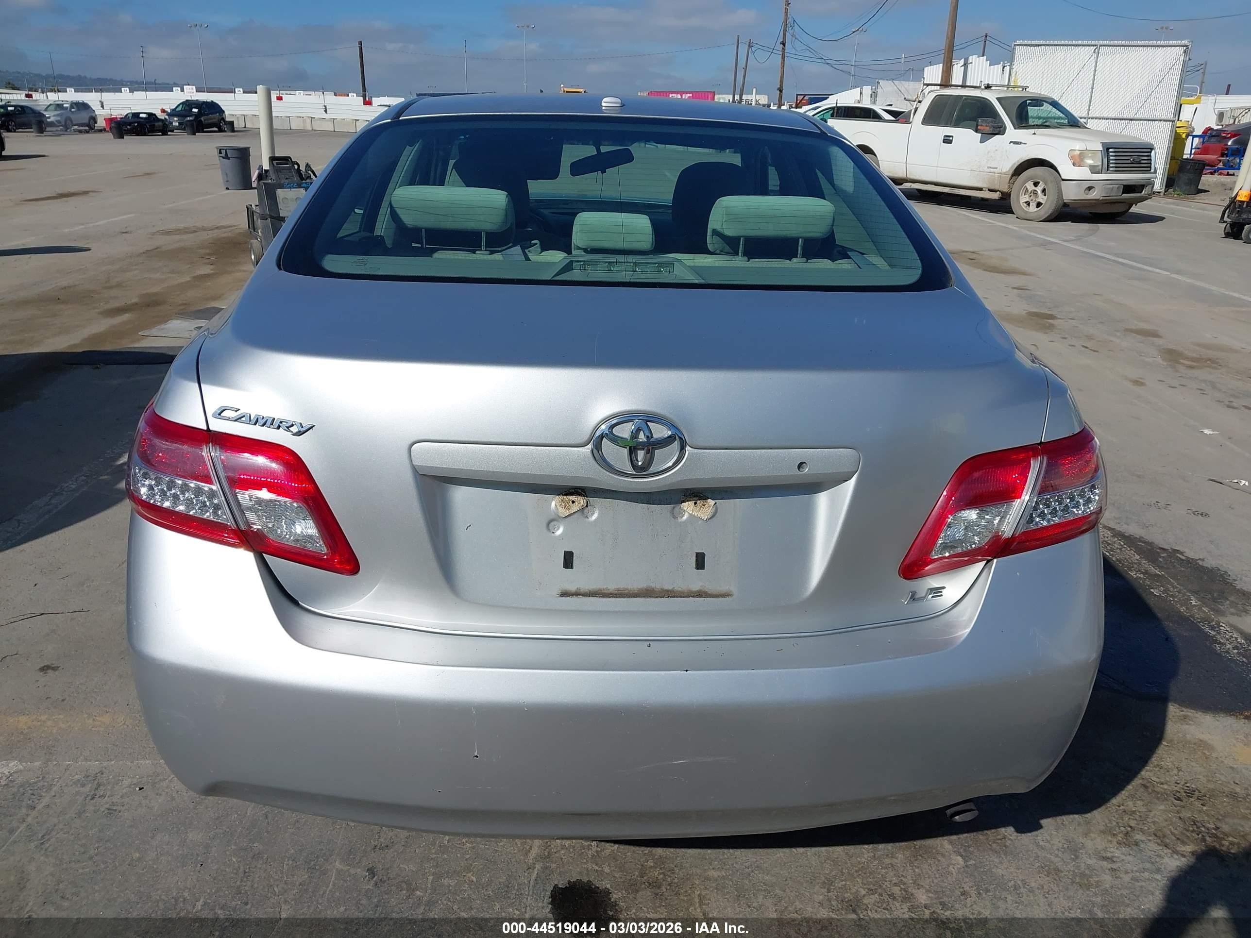 2010 Toyota Camry Le Silver vin: 4T4BF3EK1AR024273