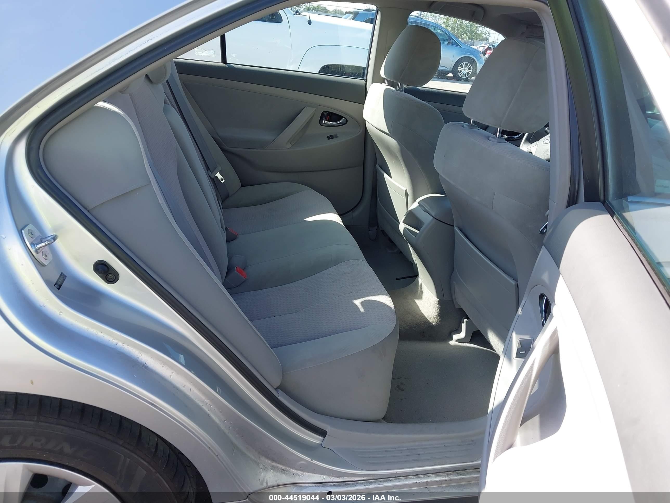 2010 Toyota Camry Le Silver vin: 4T4BF3EK1AR024273
