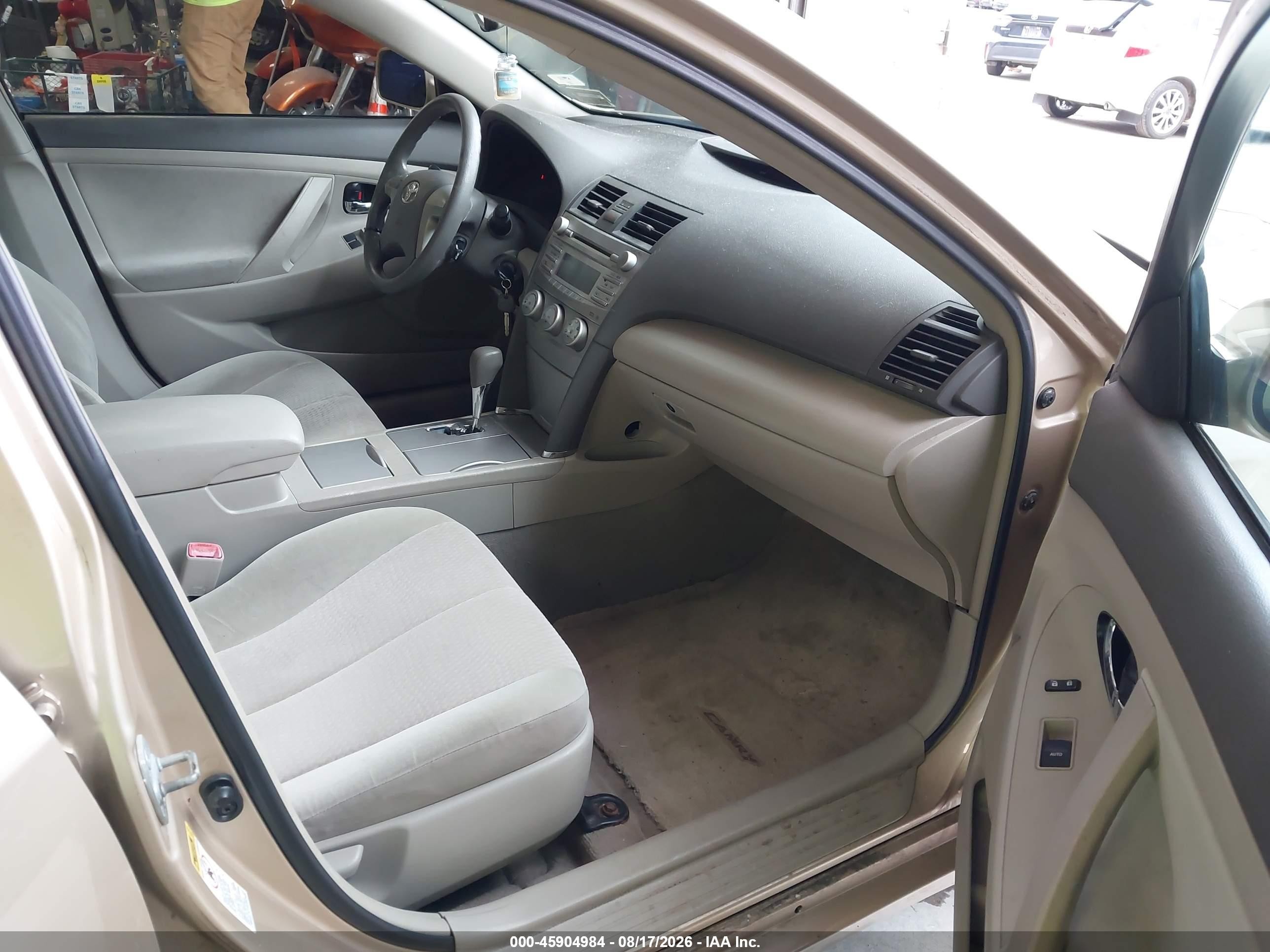 2010 Toyota Camry Le Green vin: 4T4BF3EK1AR043907