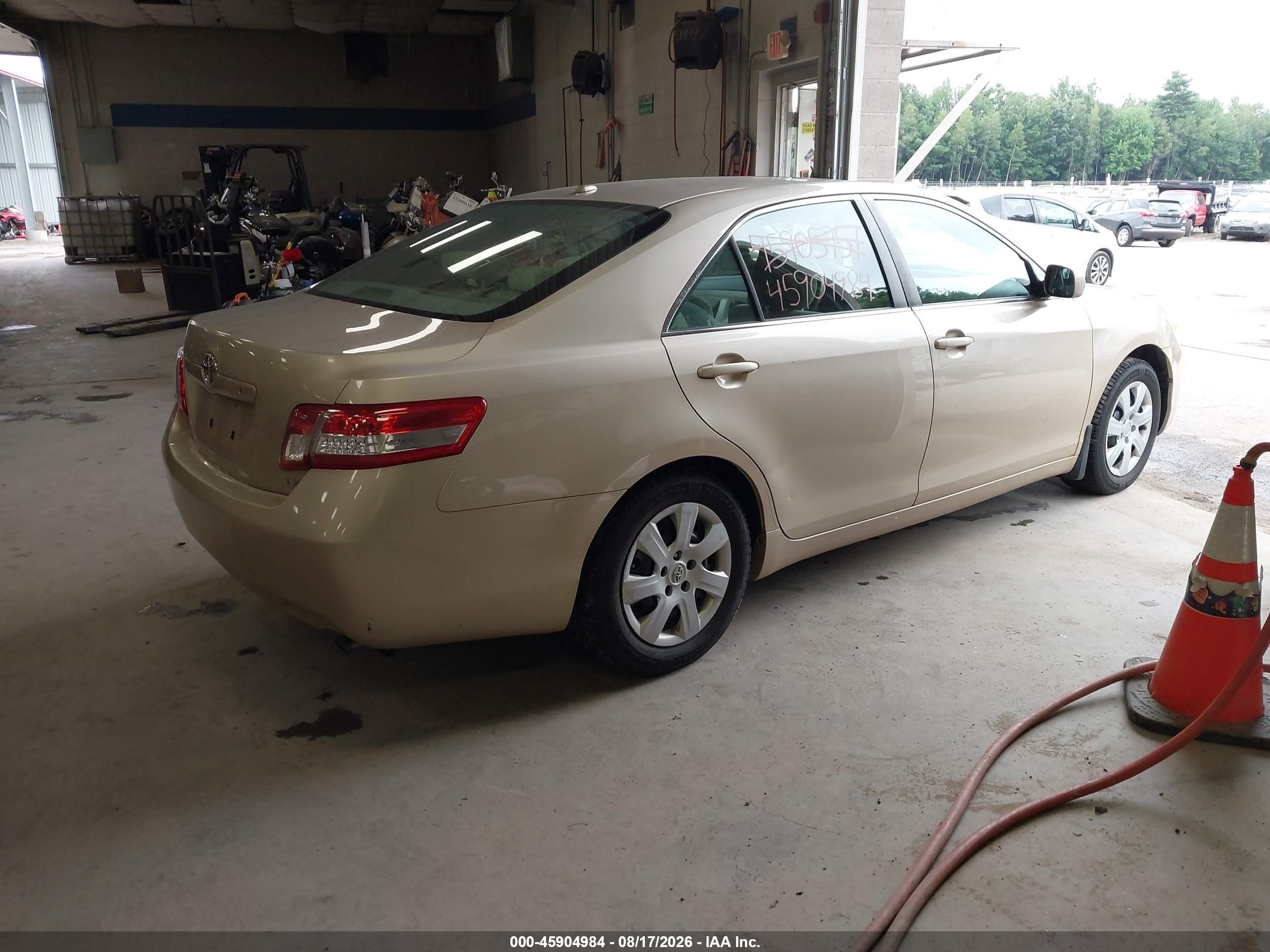 2010 Toyota Camry Le Green vin: 4T4BF3EK1AR043907