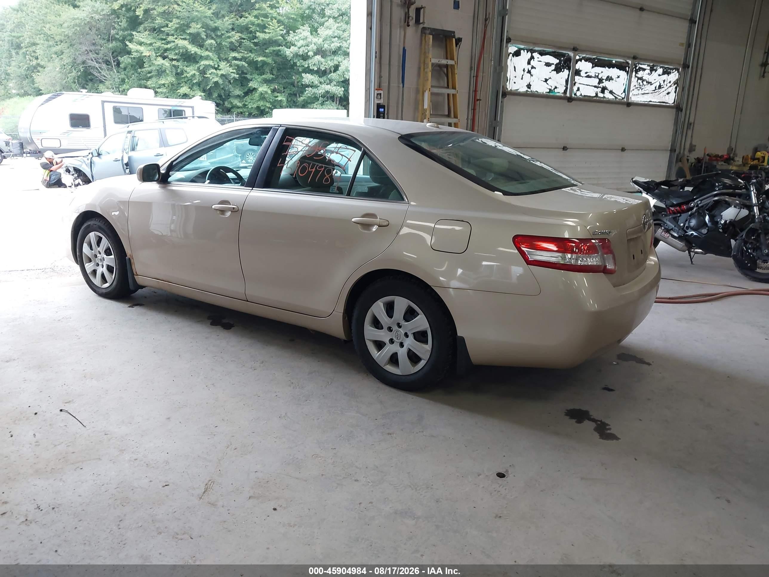 2010 Toyota Camry Le Green vin: 4T4BF3EK1AR043907
