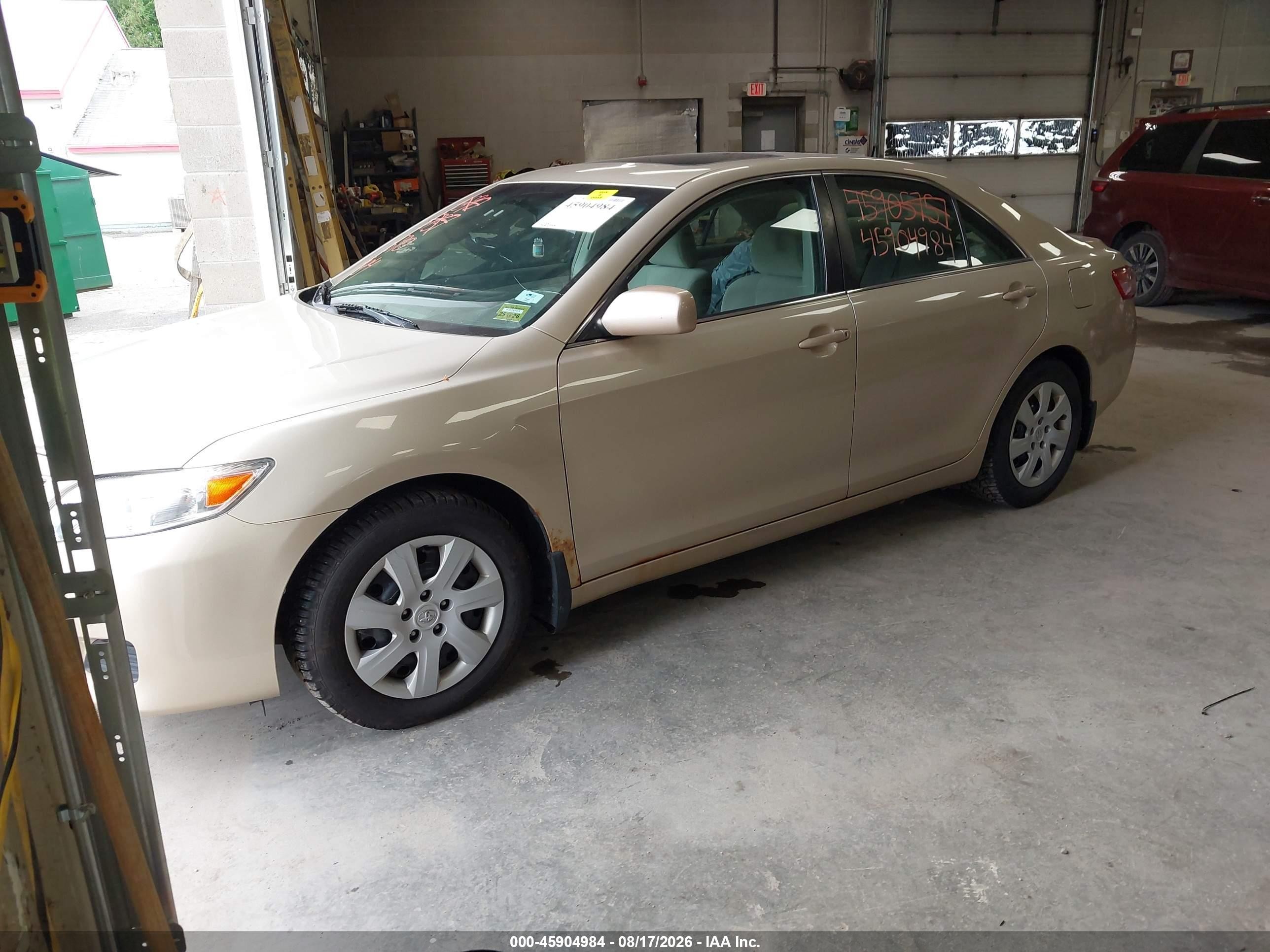2010 Toyota Camry Le Green vin: 4T4BF3EK1AR043907