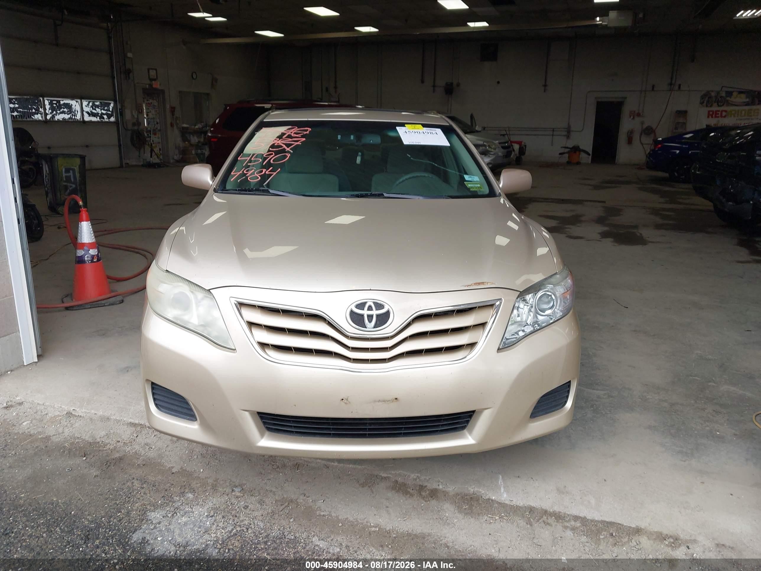 2010 Toyota Camry Le Green vin: 4T4BF3EK1AR043907