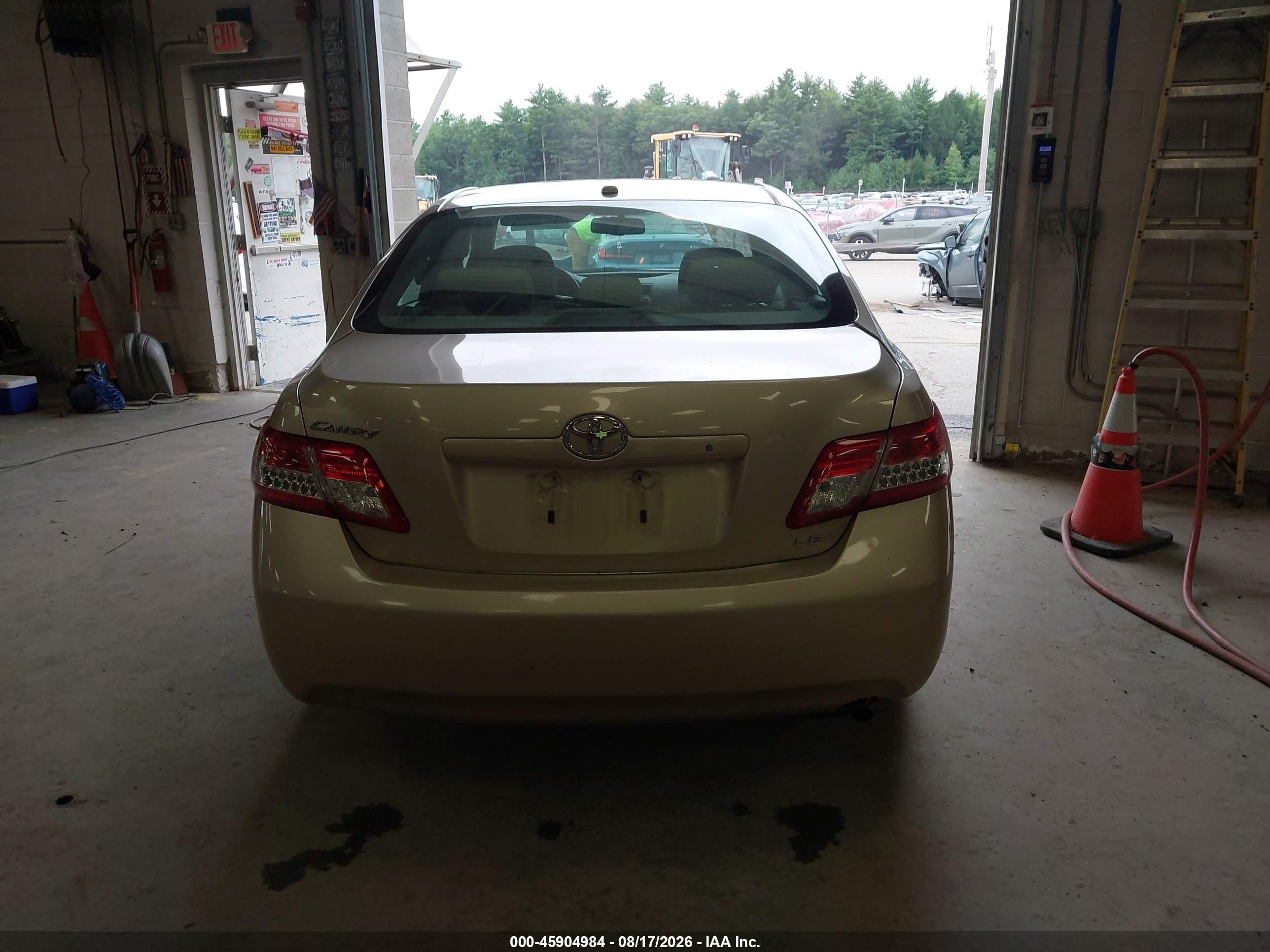 2010 Toyota Camry Le Green vin: 4T4BF3EK1AR043907