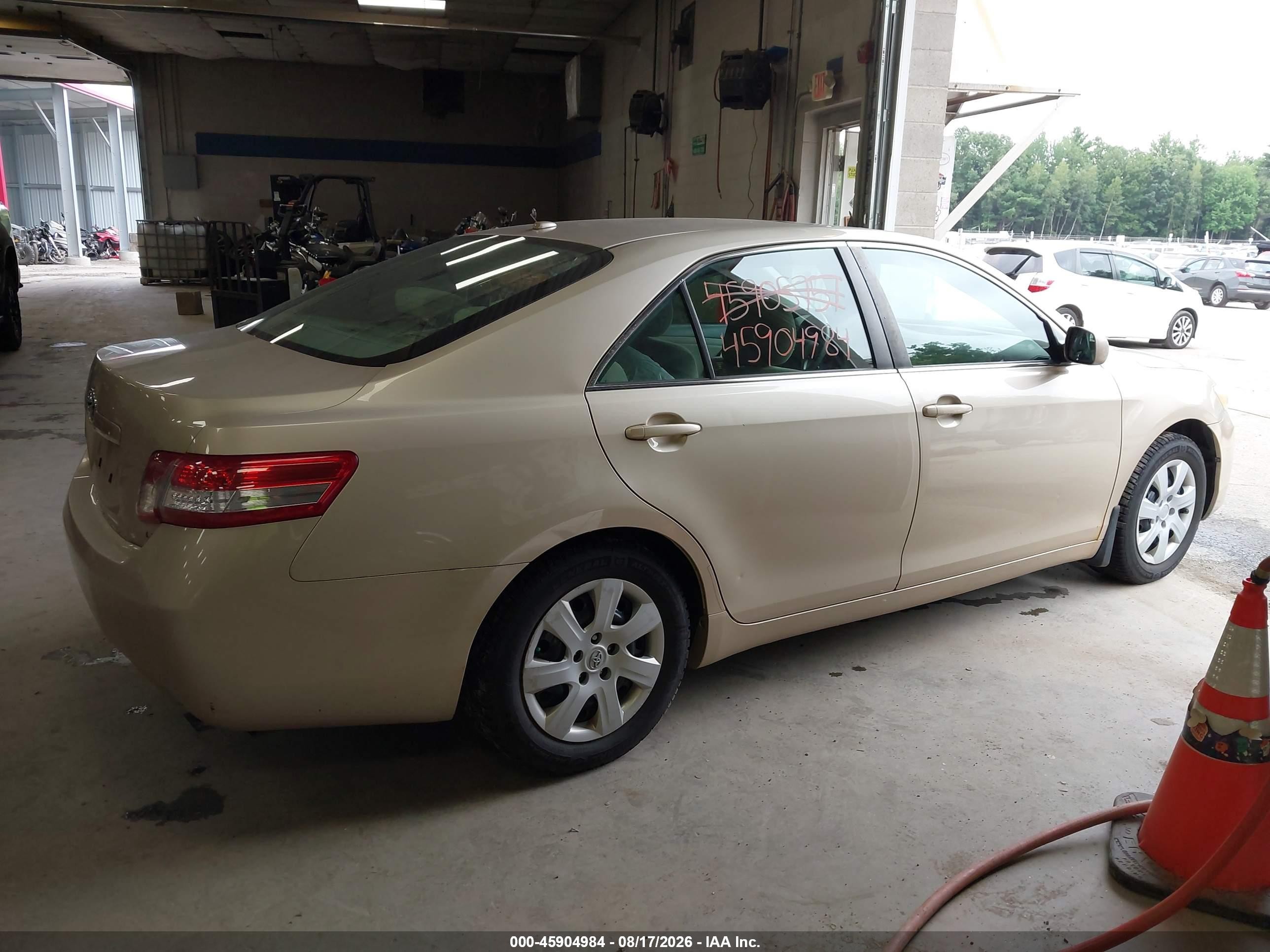 2010 Toyota Camry Le Green vin: 4T4BF3EK1AR043907